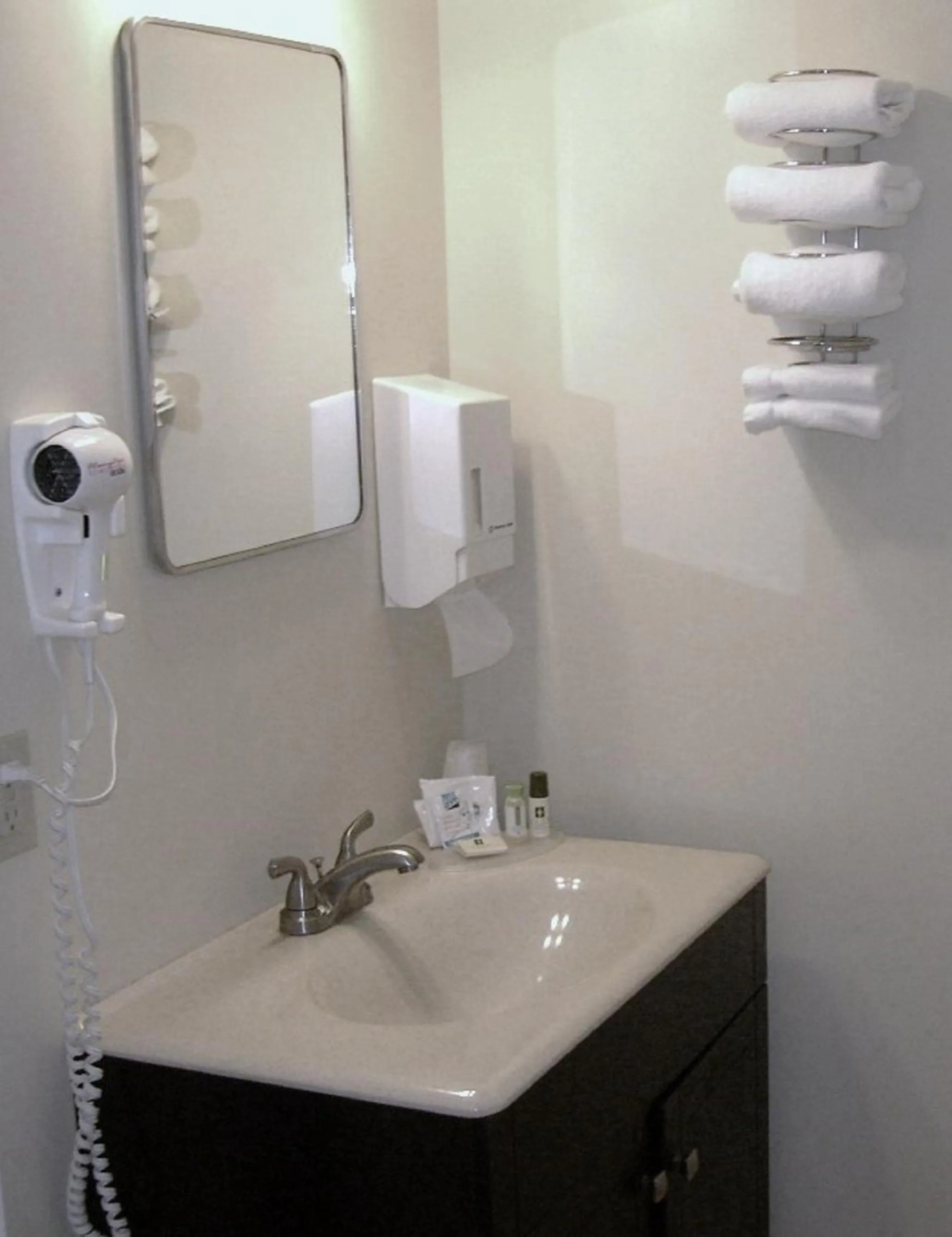 Bathroom in Admiral Digby Inn Restaurant and Cottages