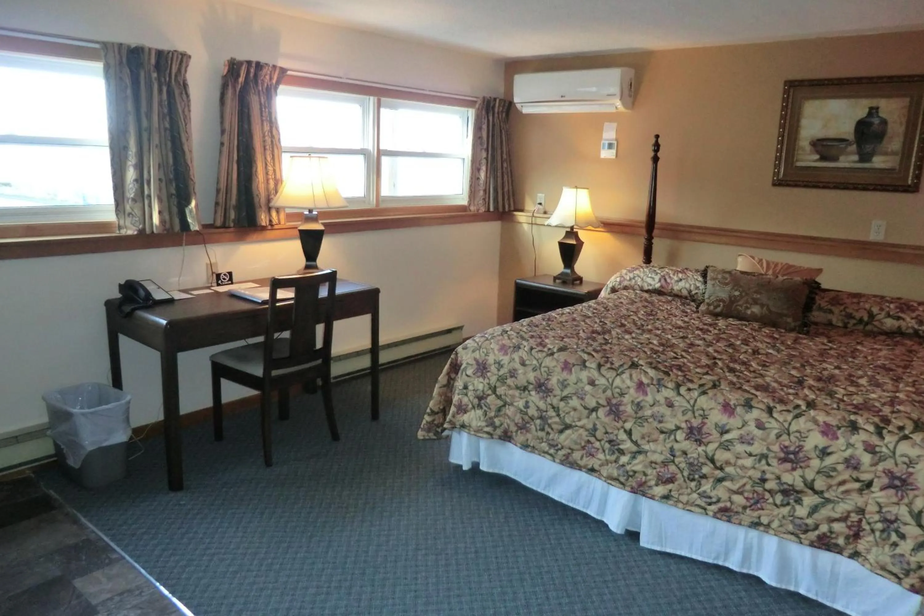 Photo of the whole room, Bed in Admiral Digby Inn Restaurant and Cottages