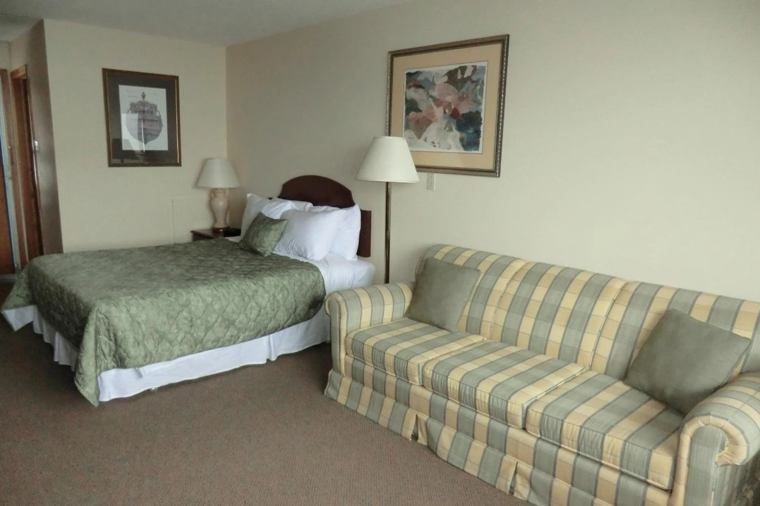 Photo of the whole room, Bed in Admiral Digby Inn Restaurant and Cottages