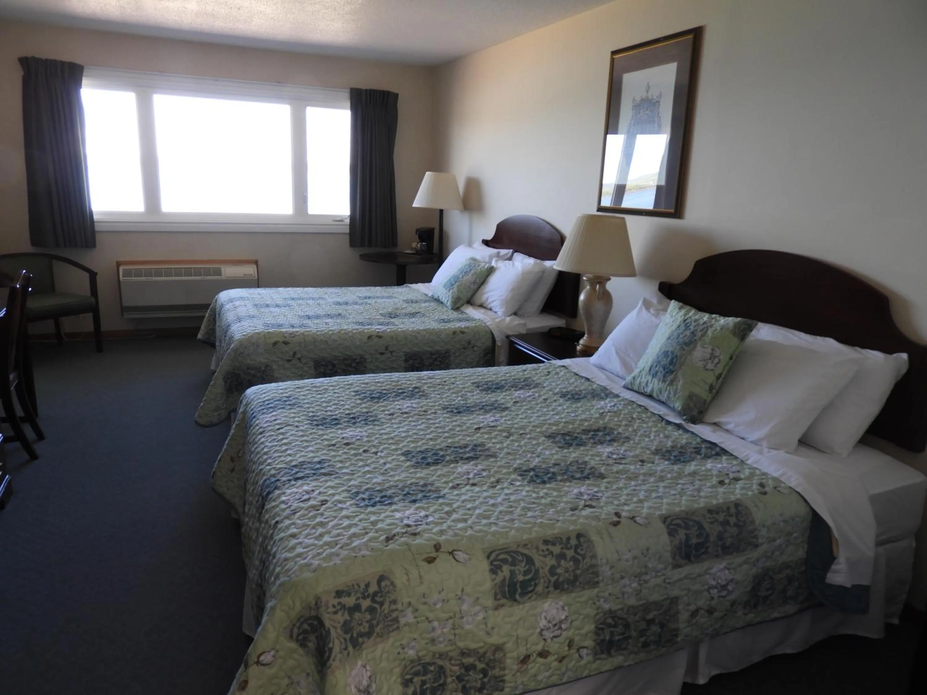 Photo of the whole room, Bed in Admiral Digby Inn Restaurant and Cottages