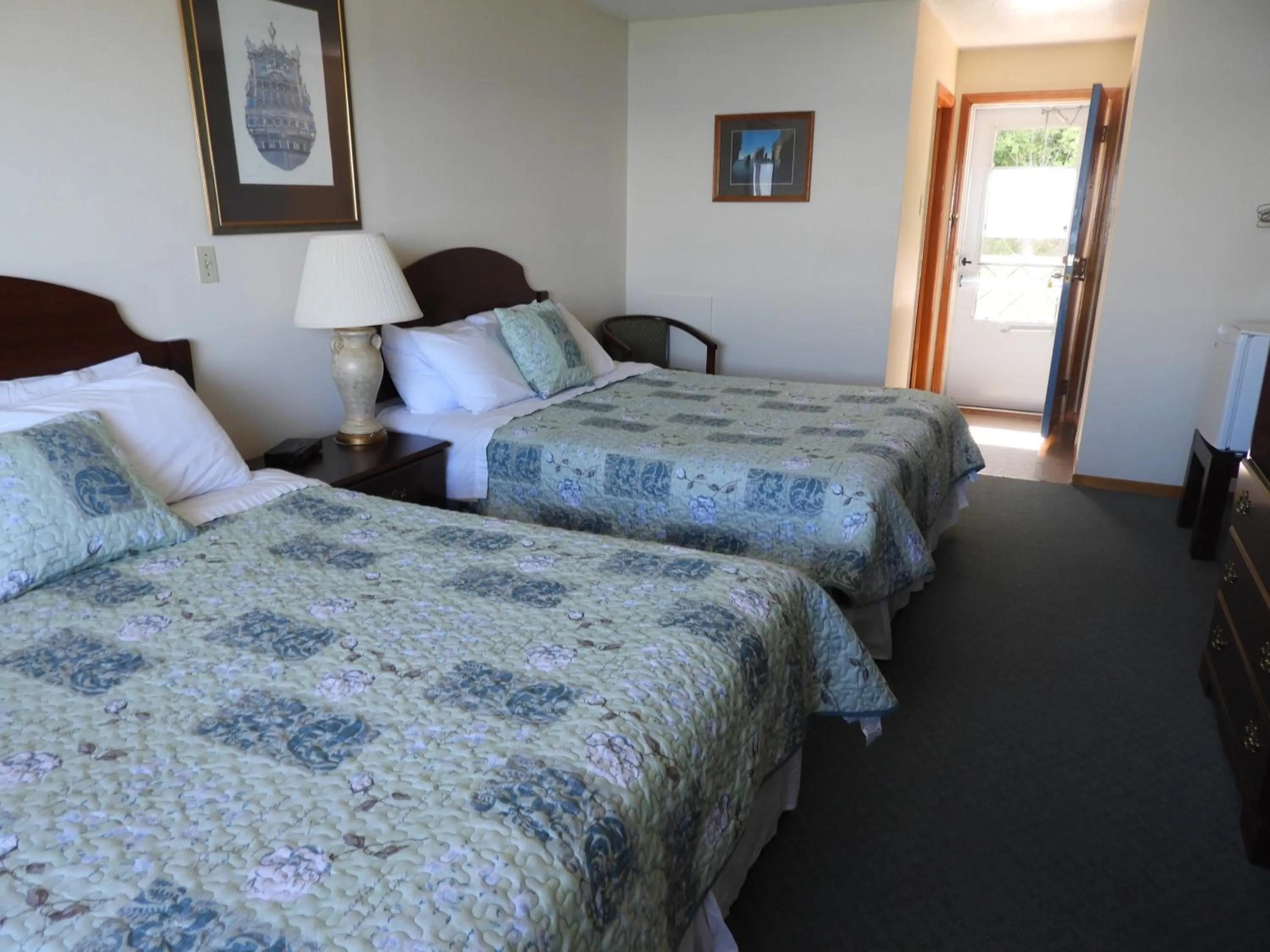 Photo of the whole room, Bed in Admiral Digby Inn Restaurant and Cottages