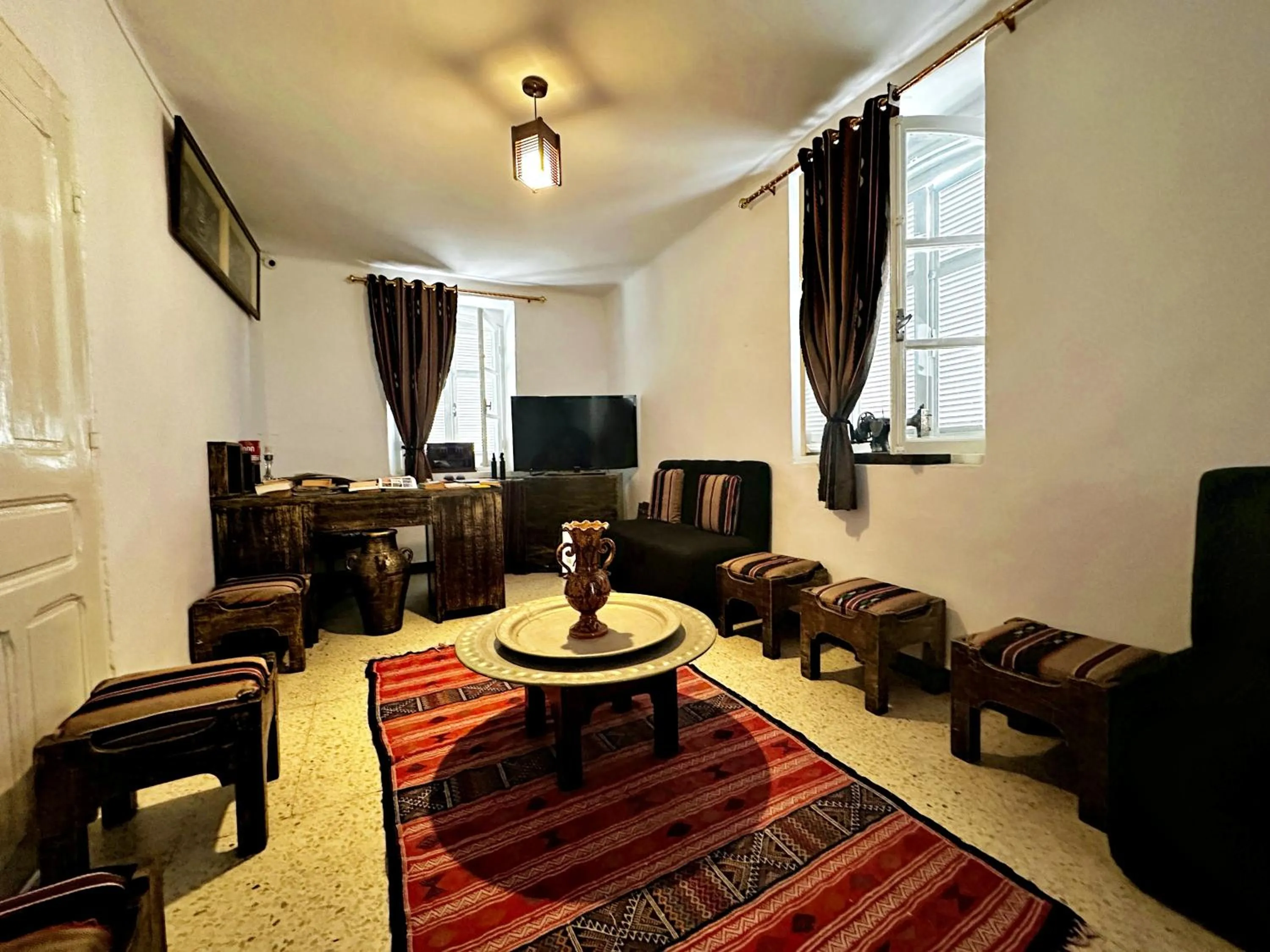 Communal lounge/ TV room in Hotel Paris