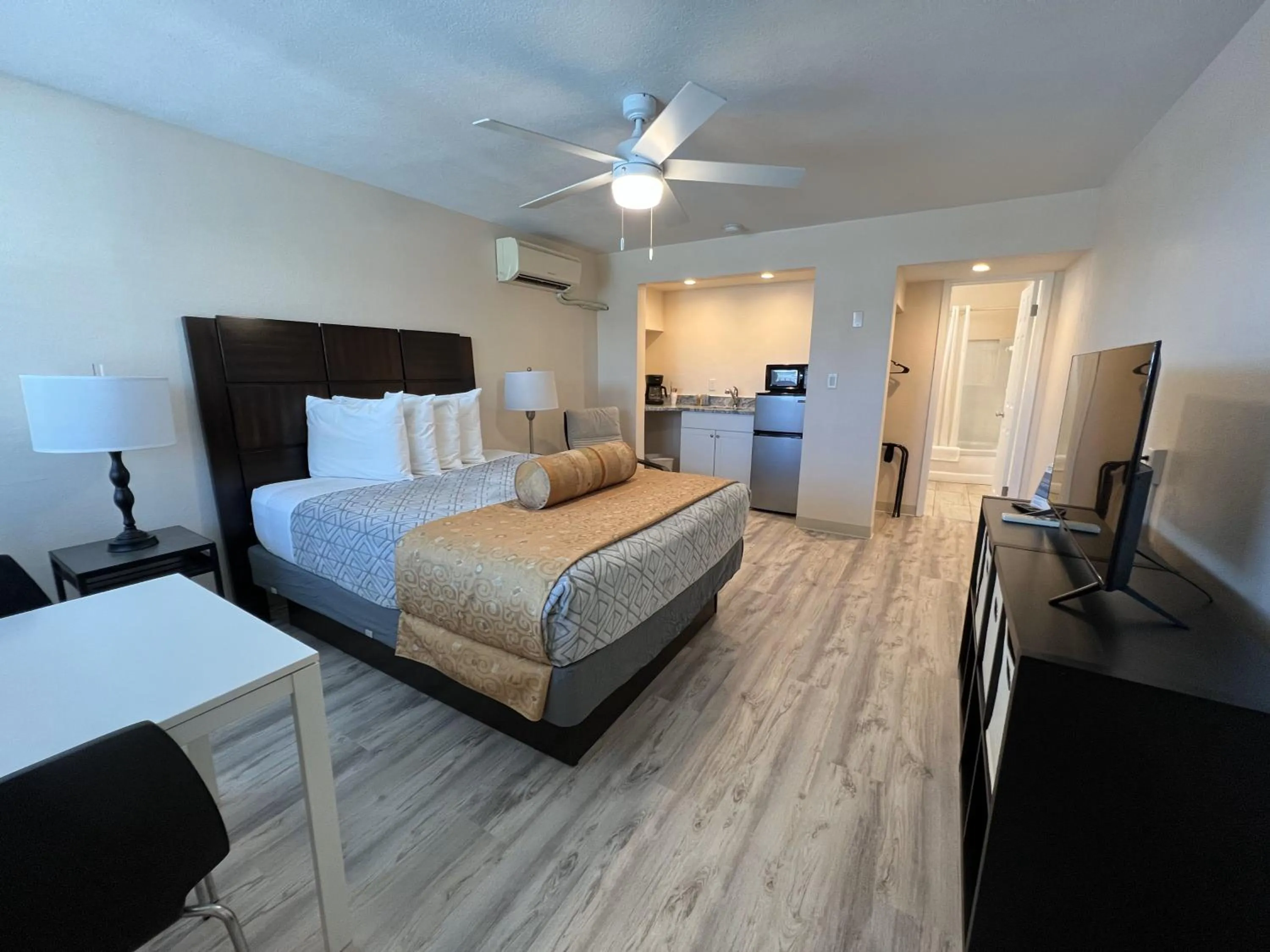 Bed in Beachside Resort Motel