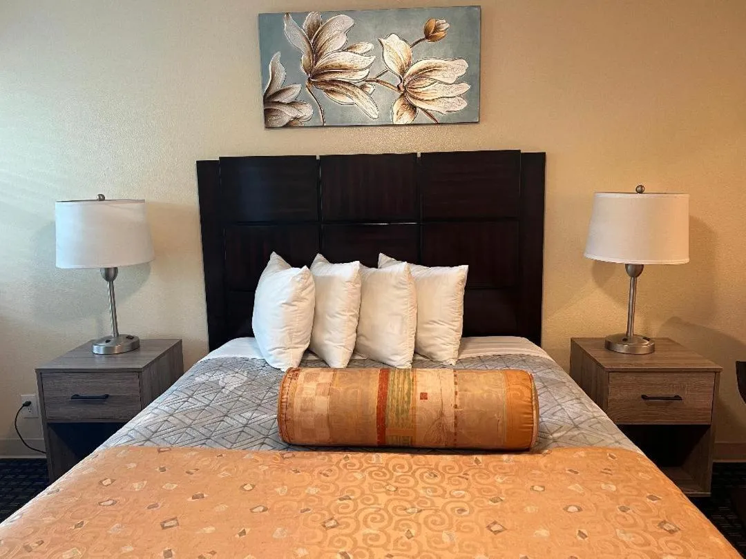 Bed in Beachside Resort Motel