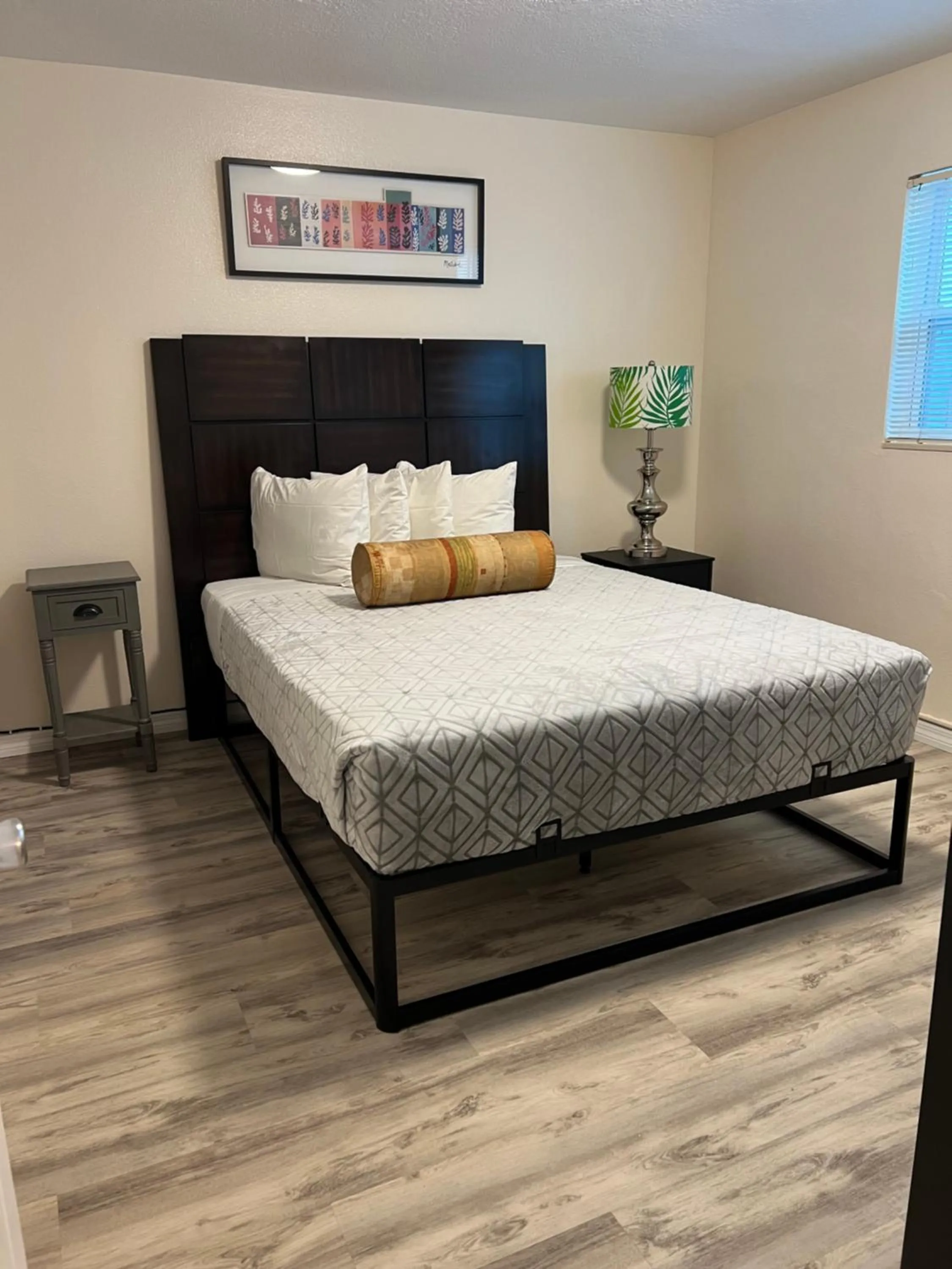 Bed in Beachside Resort Motel