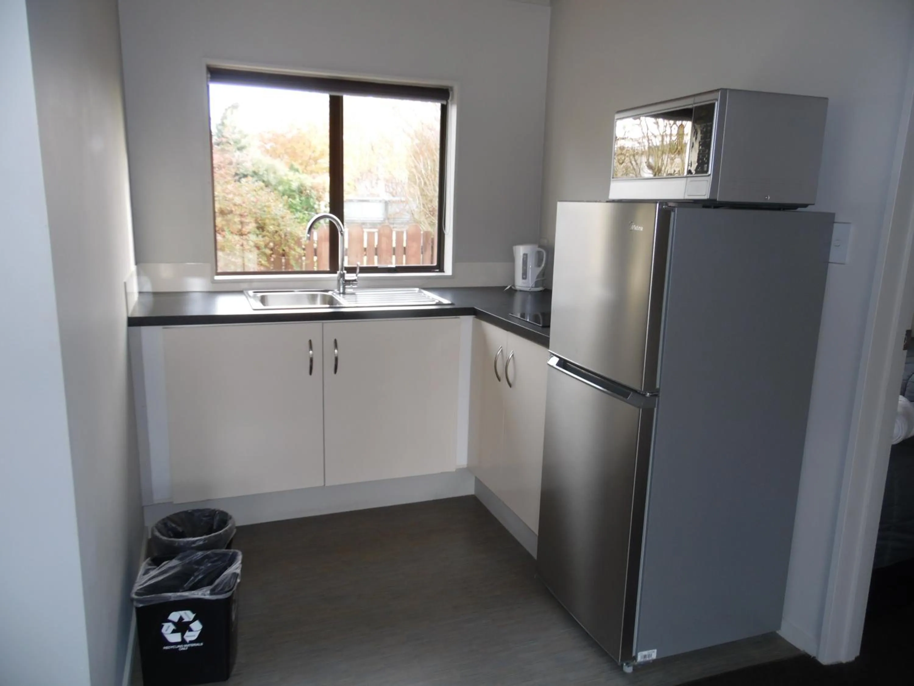 Kitchen or kitchenette in Pinewood Motels