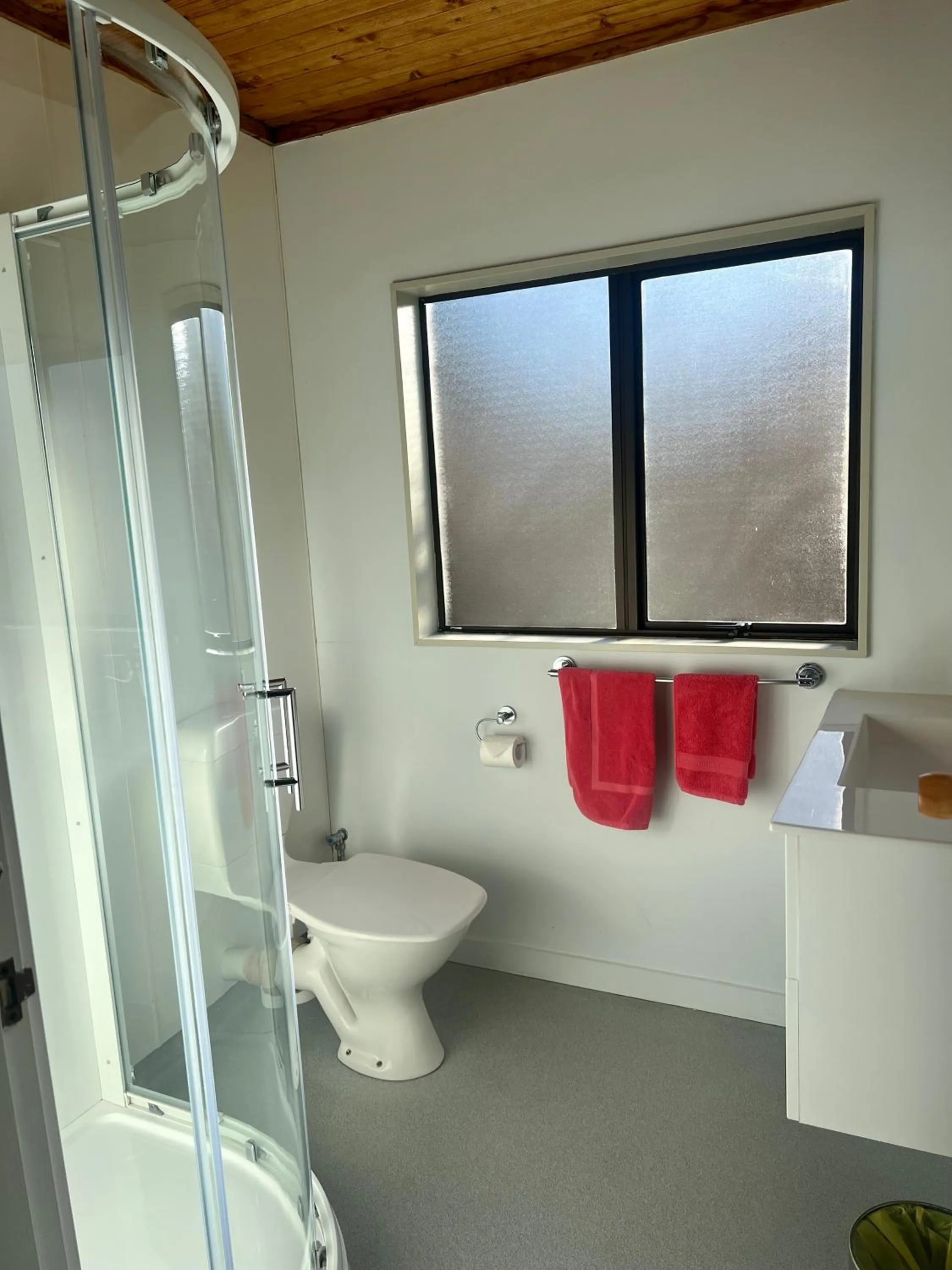 Shower in Pinewood Motels