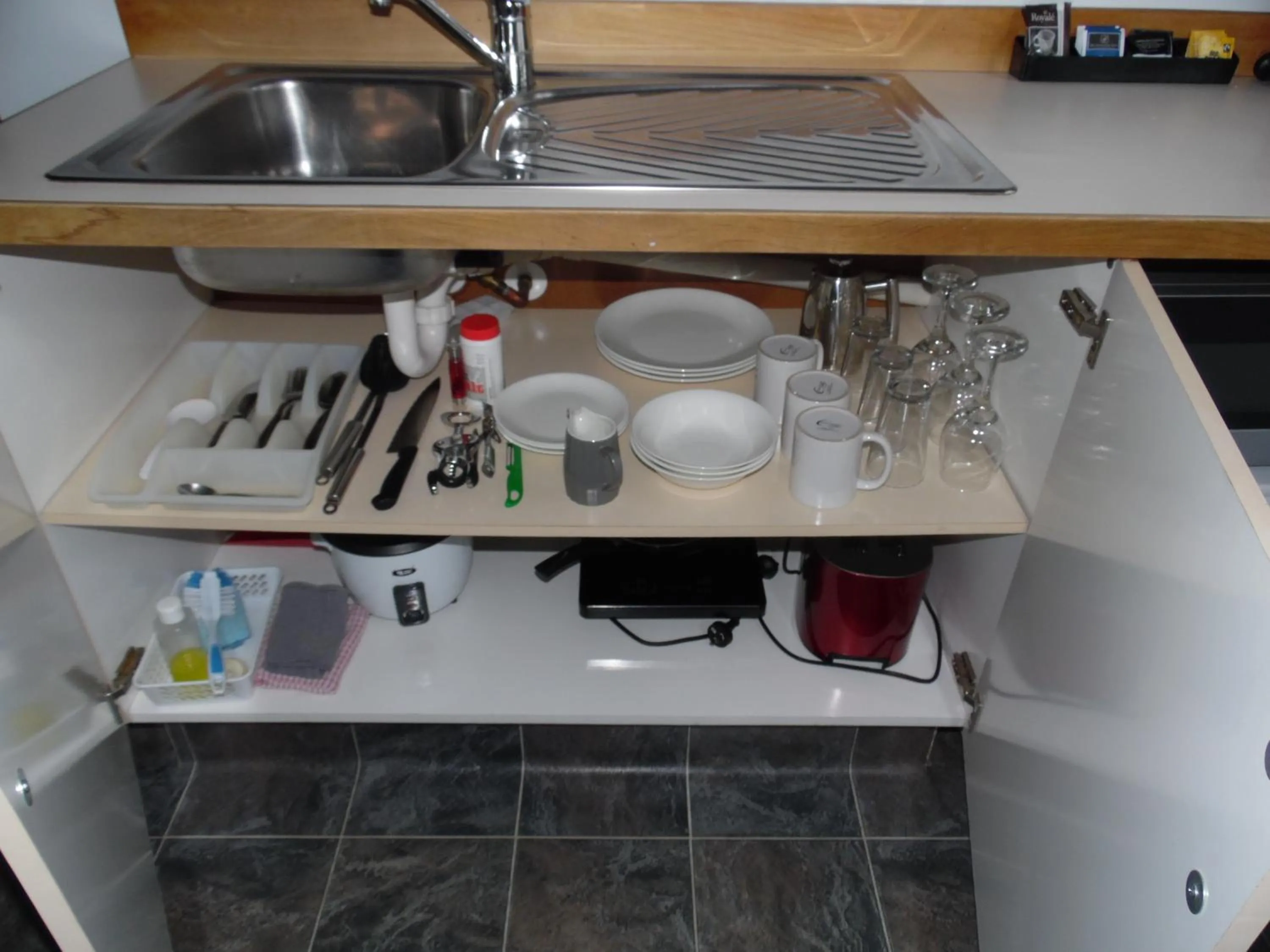 Kitchen or kitchenette in Pinewood Motels