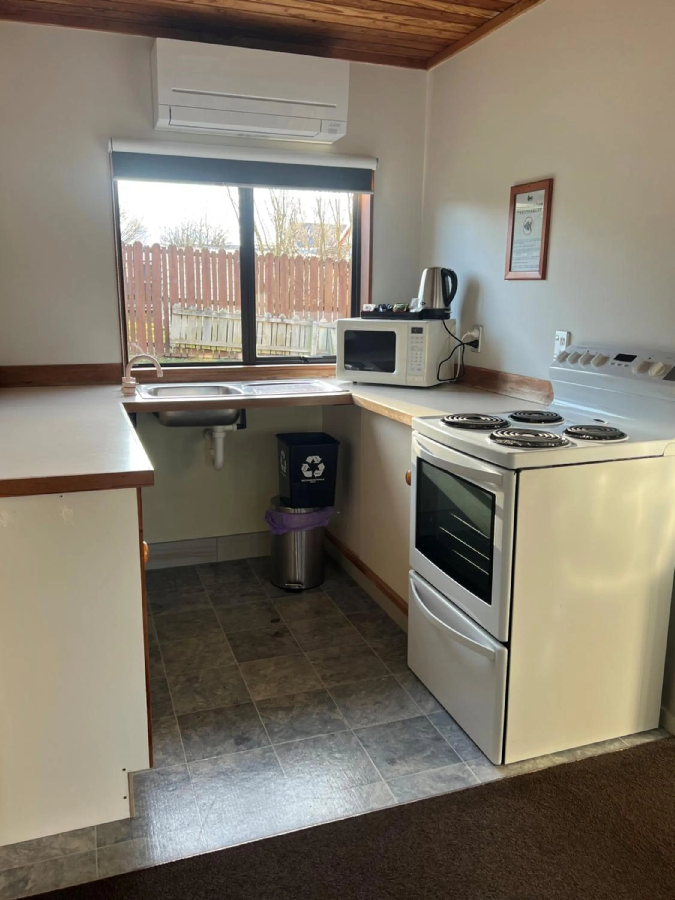 kitchen in Pinewood Motels