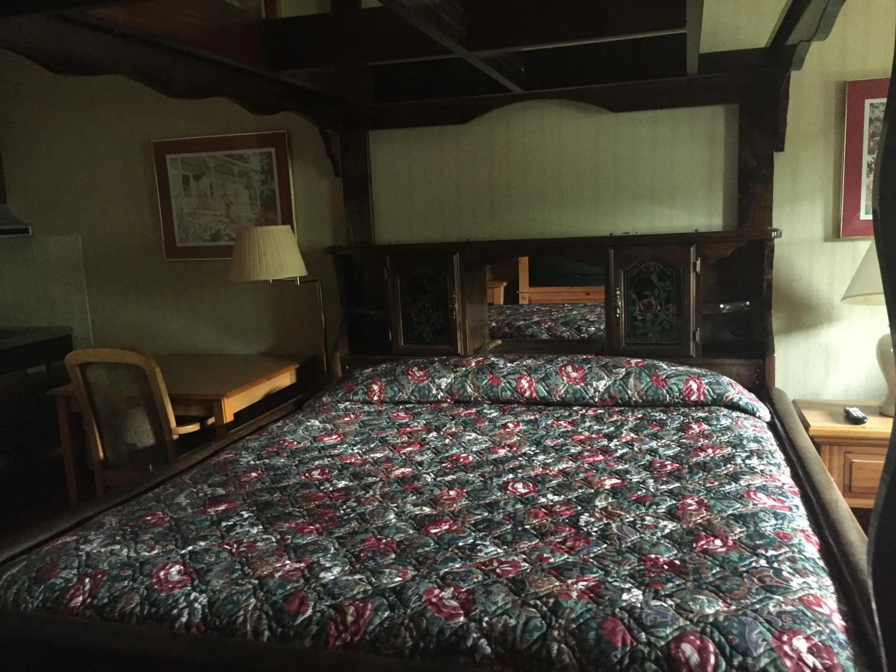 Bed in Highland Hills Motel & Cabins