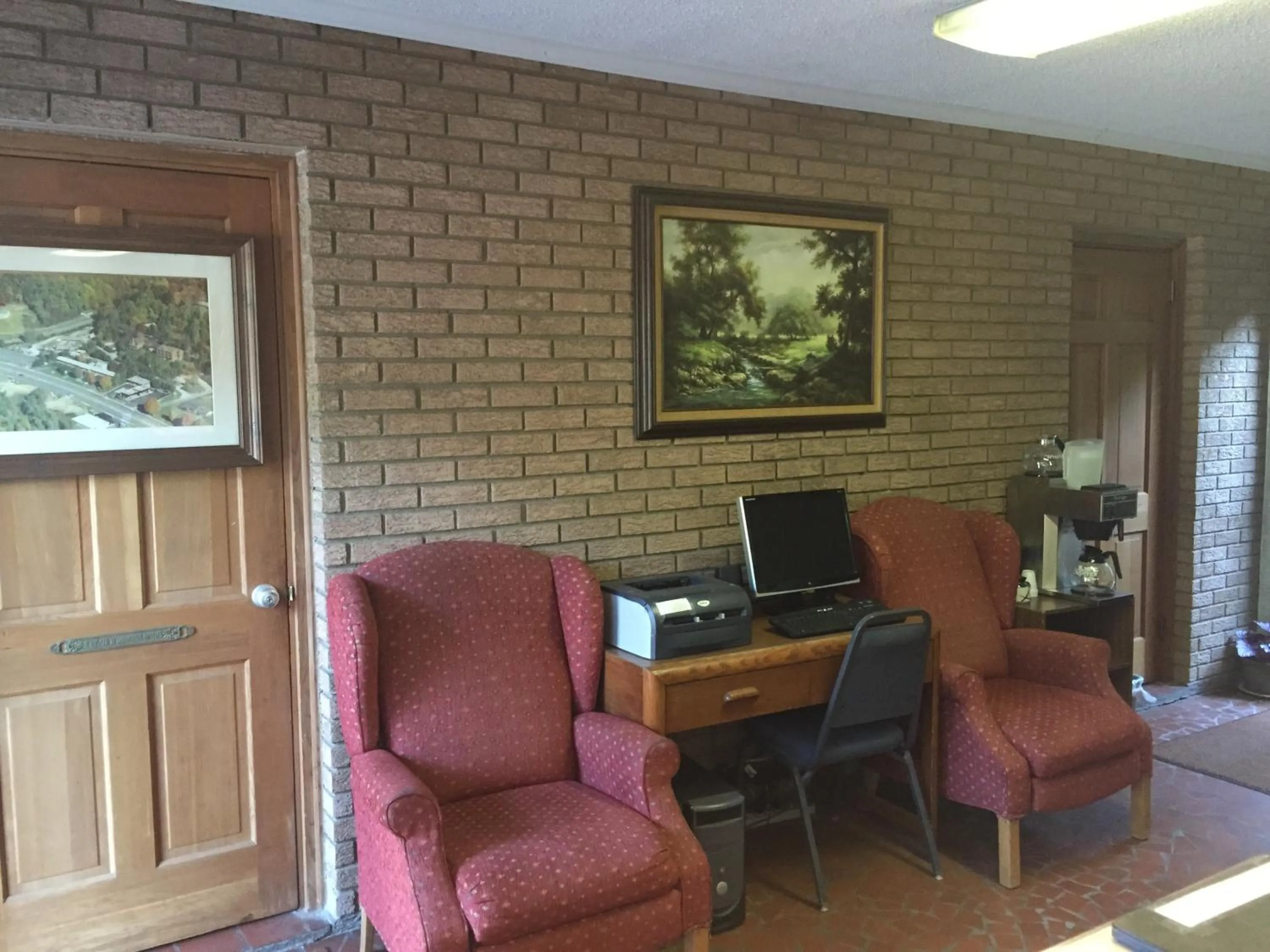 Lobby or reception in Highland Hills Motel & Cabins