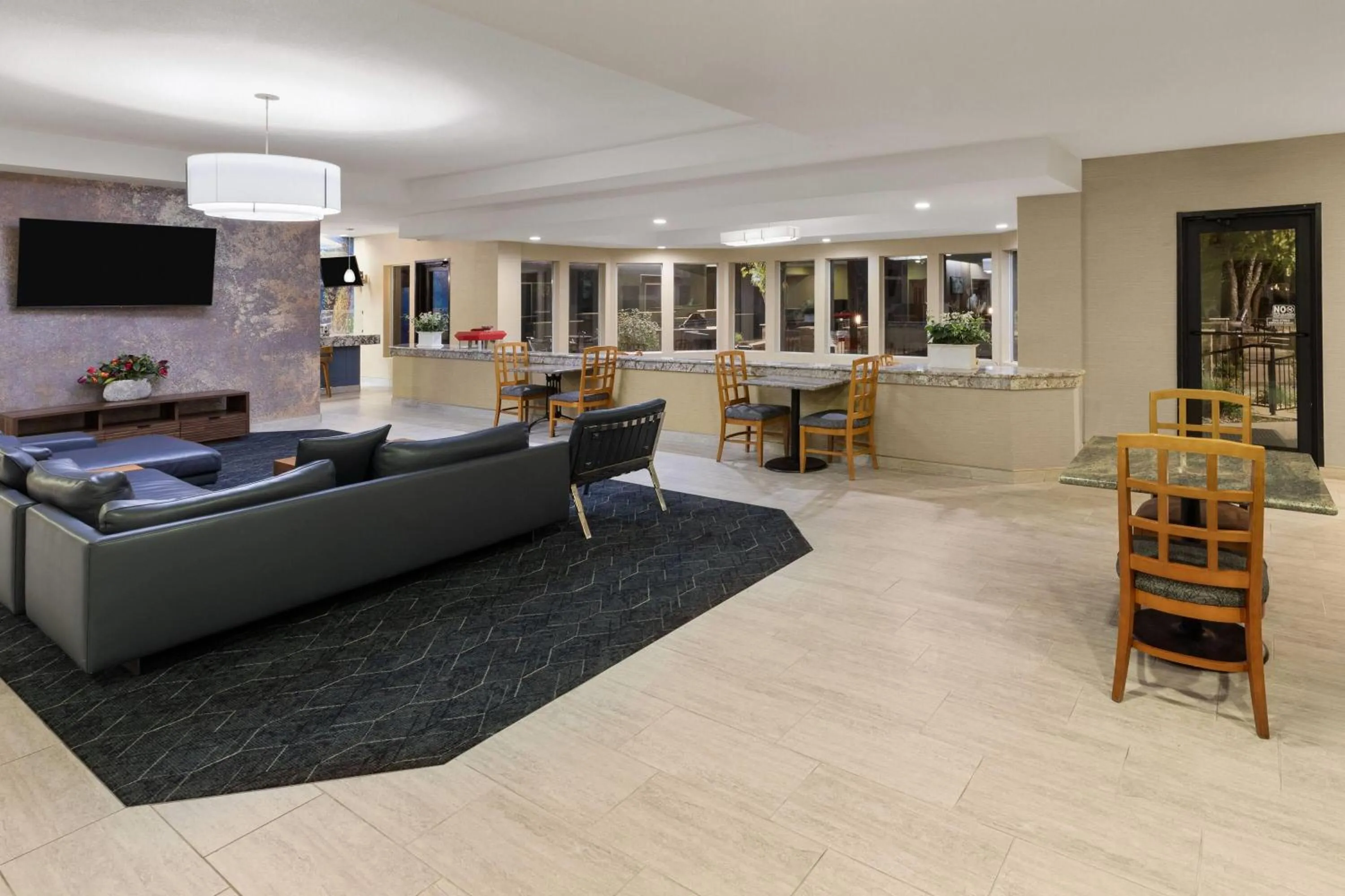 Lobby or reception in Endeavor Inn & Suites, Trademark Collection by Wyndham
