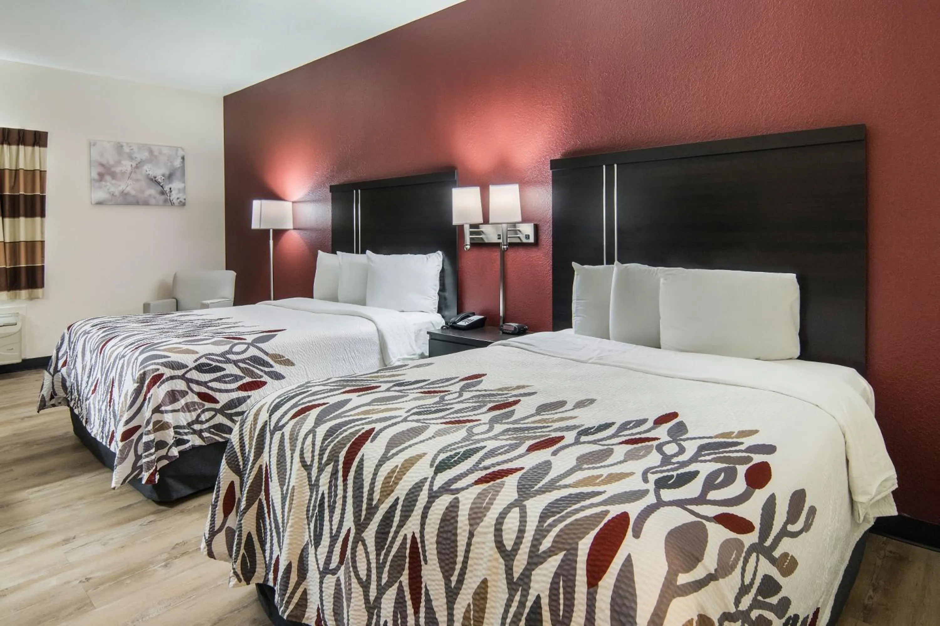 Photo of the whole room, Bed in Red Roof Inn Binghamton North