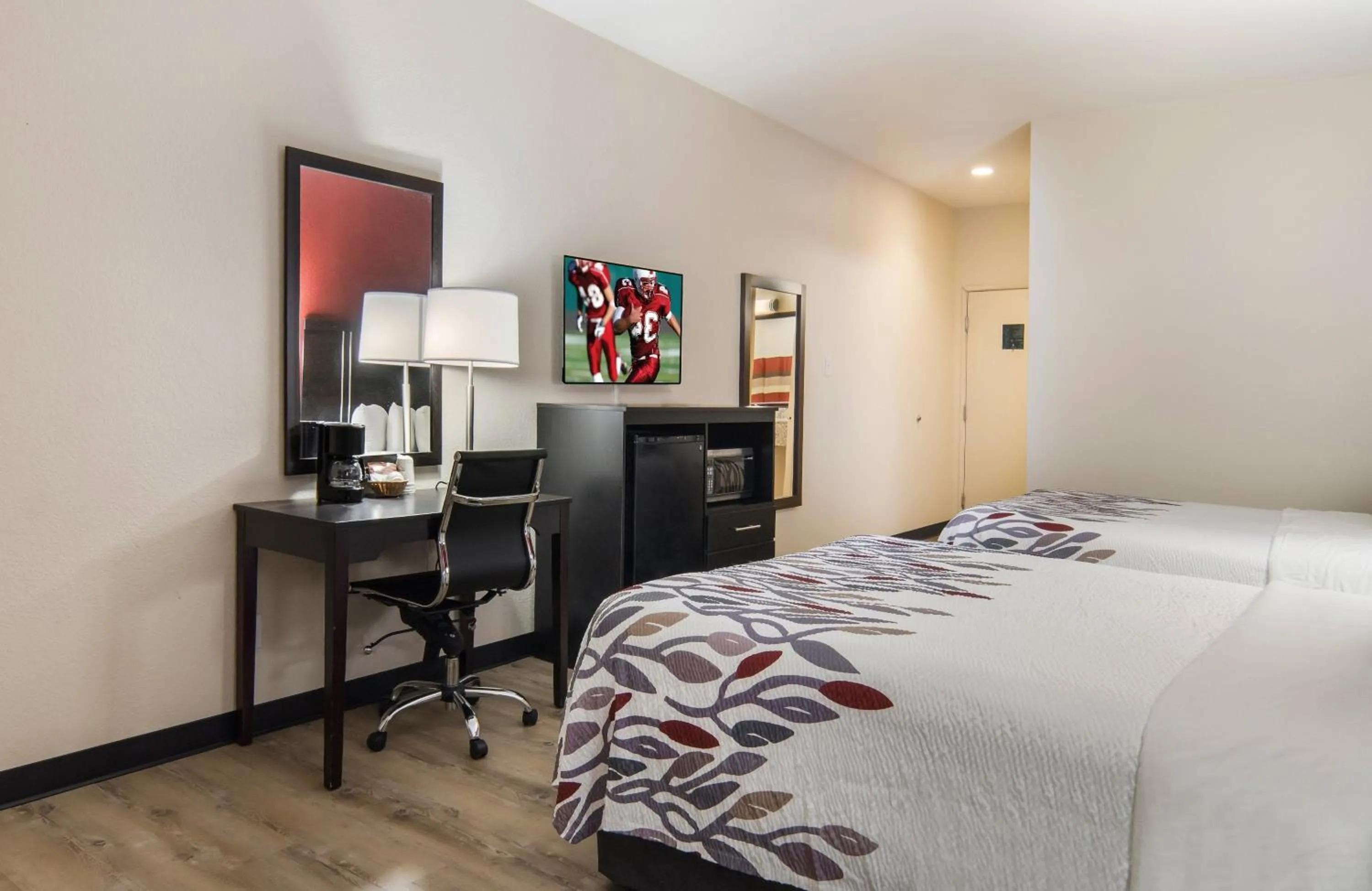 Photo of the whole room, Bed in Red Roof Inn Binghamton North