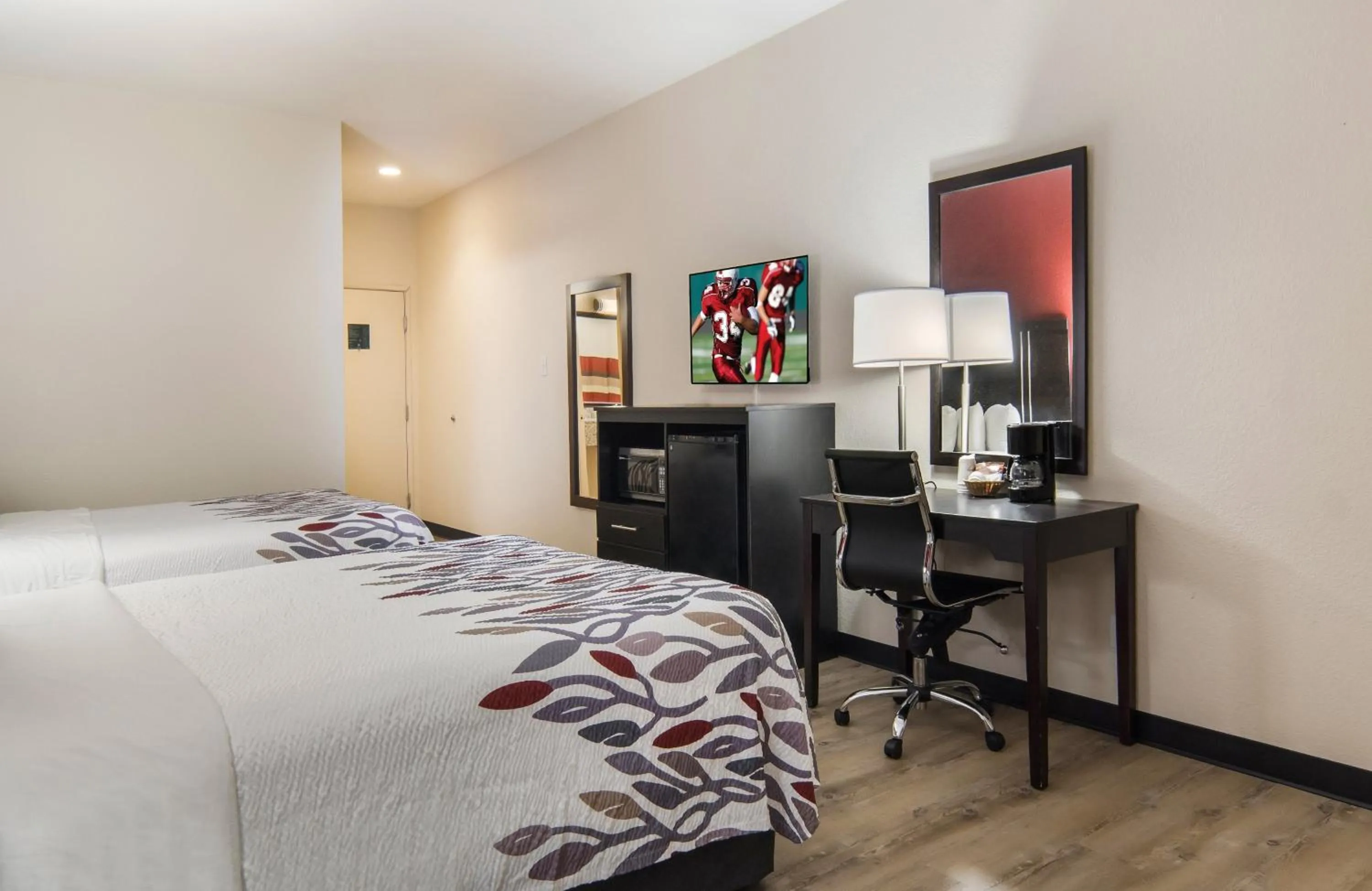 Photo of the whole room, Bed in Red Roof Inn Binghamton North