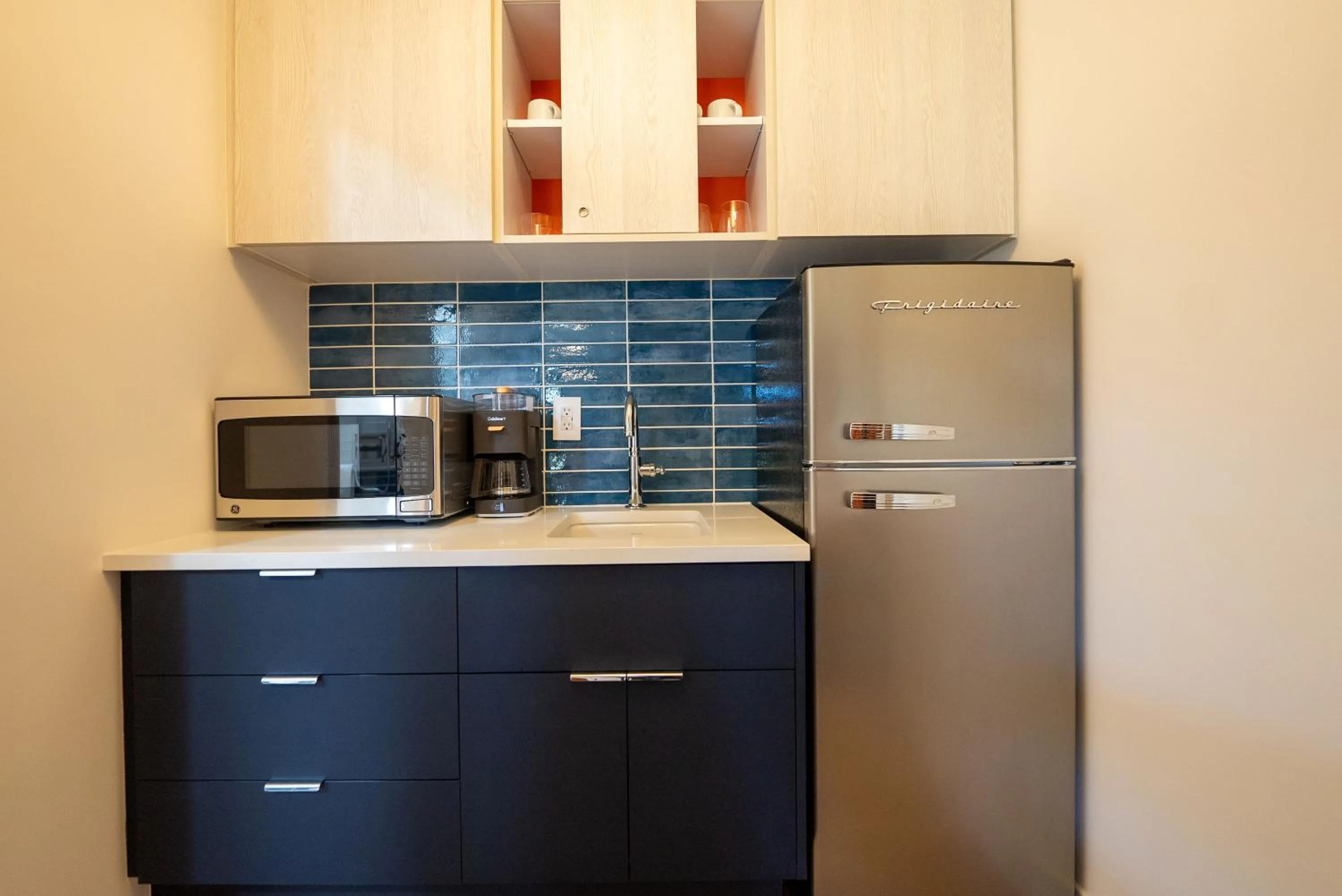 Kitchen or kitchenette in The Sunshine Hotel and Suites