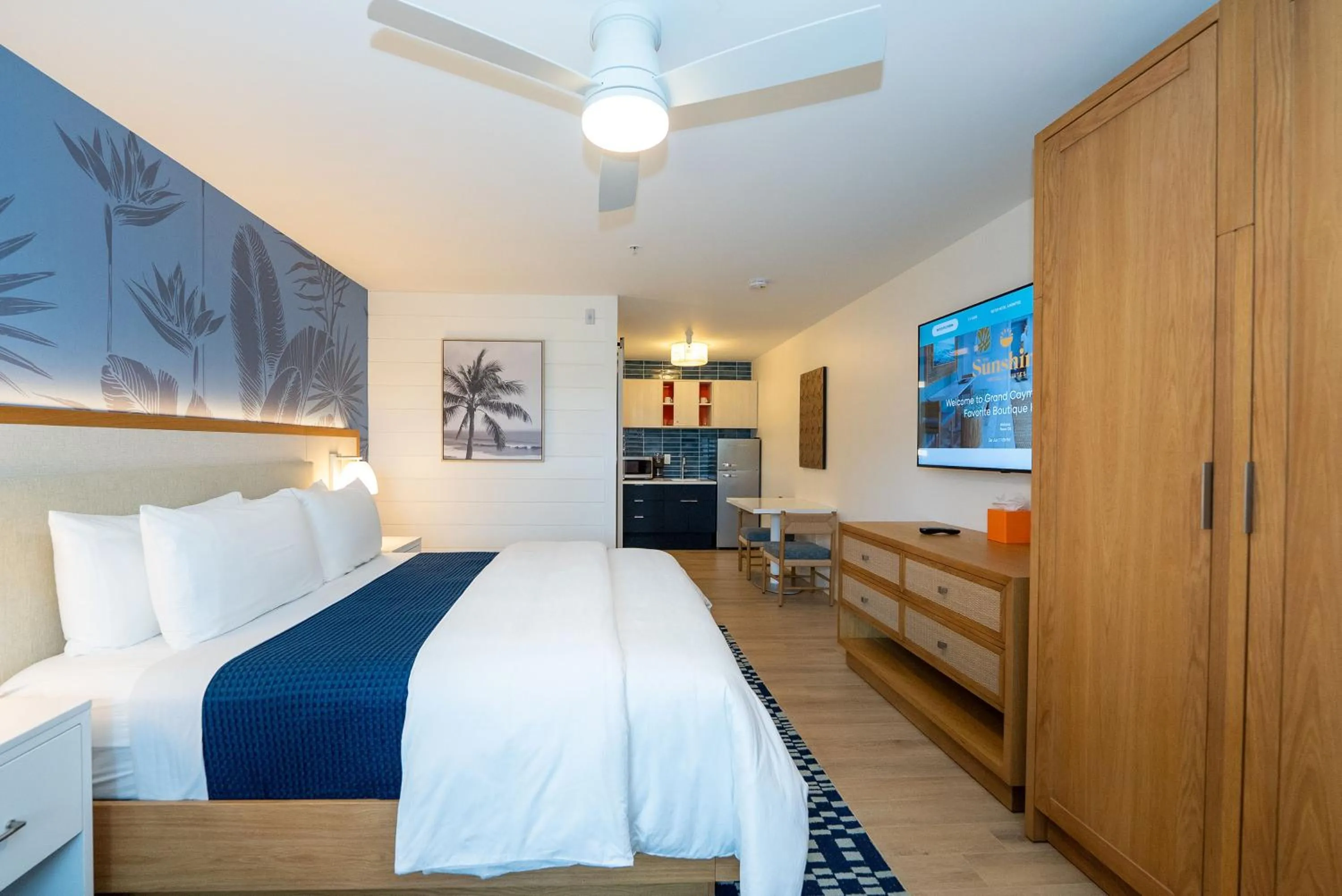 Photo of the whole room, Bed in The Sunshine Hotel and Suites