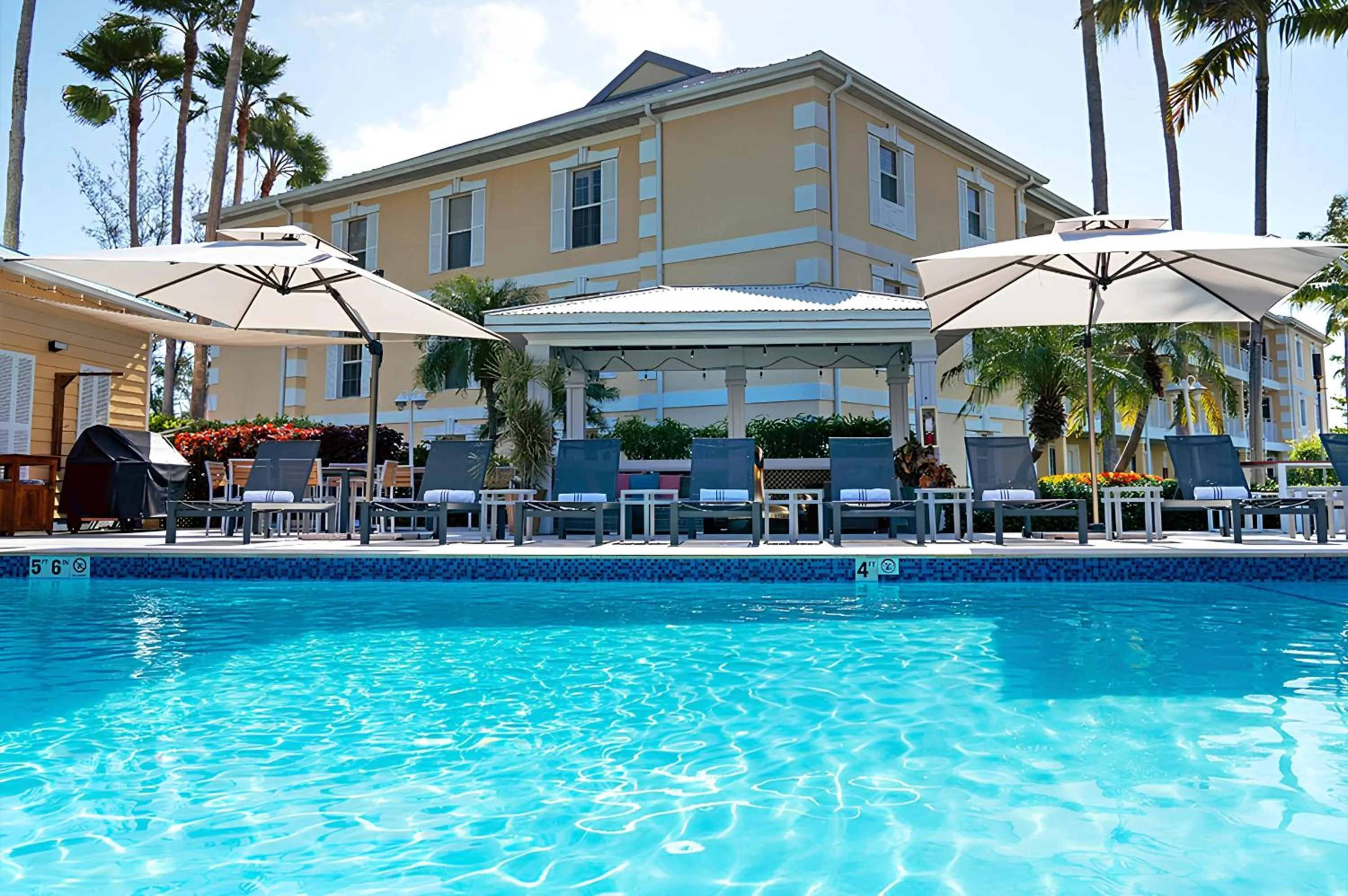 Swimming pool in The Sunshine Hotel and Suites