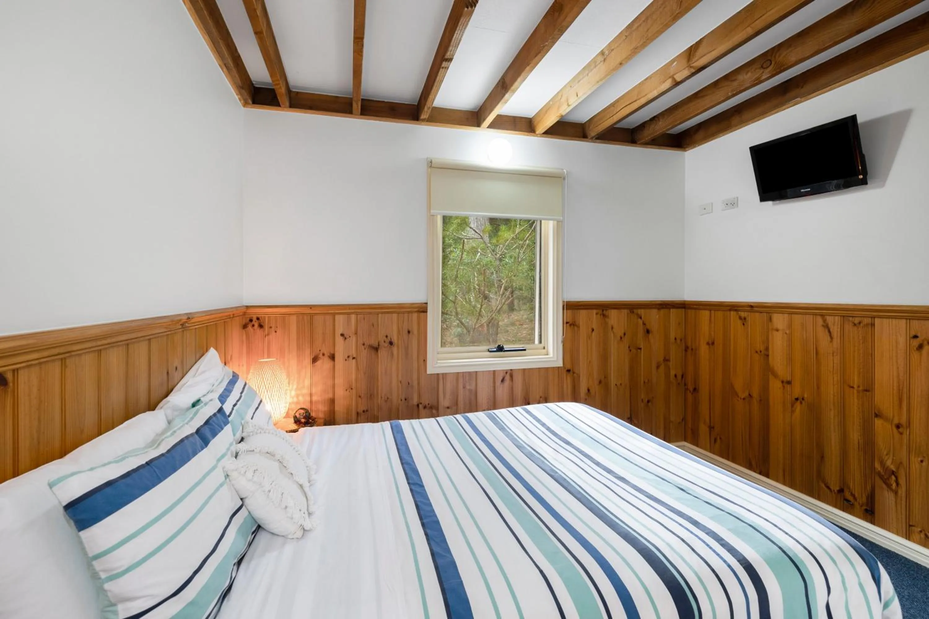 Bed in Lorne Bush House Cottages & Eco Retreats
