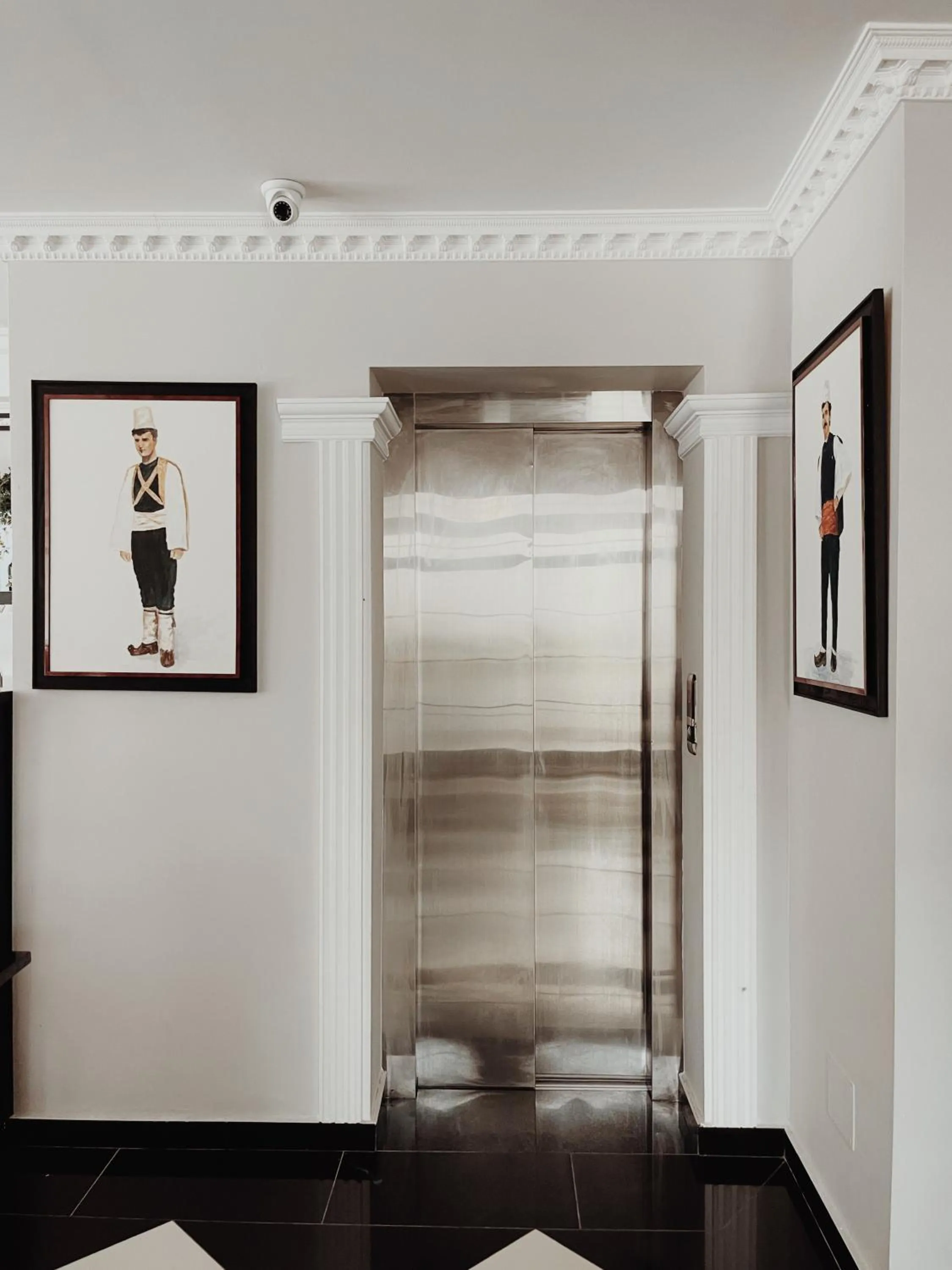 elevator in Ruby Palace