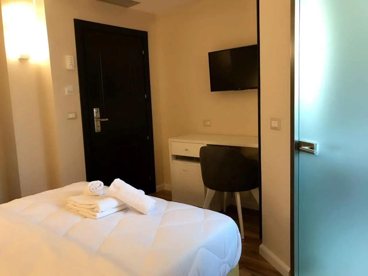 Bedroom, Bed in Ruby Palace