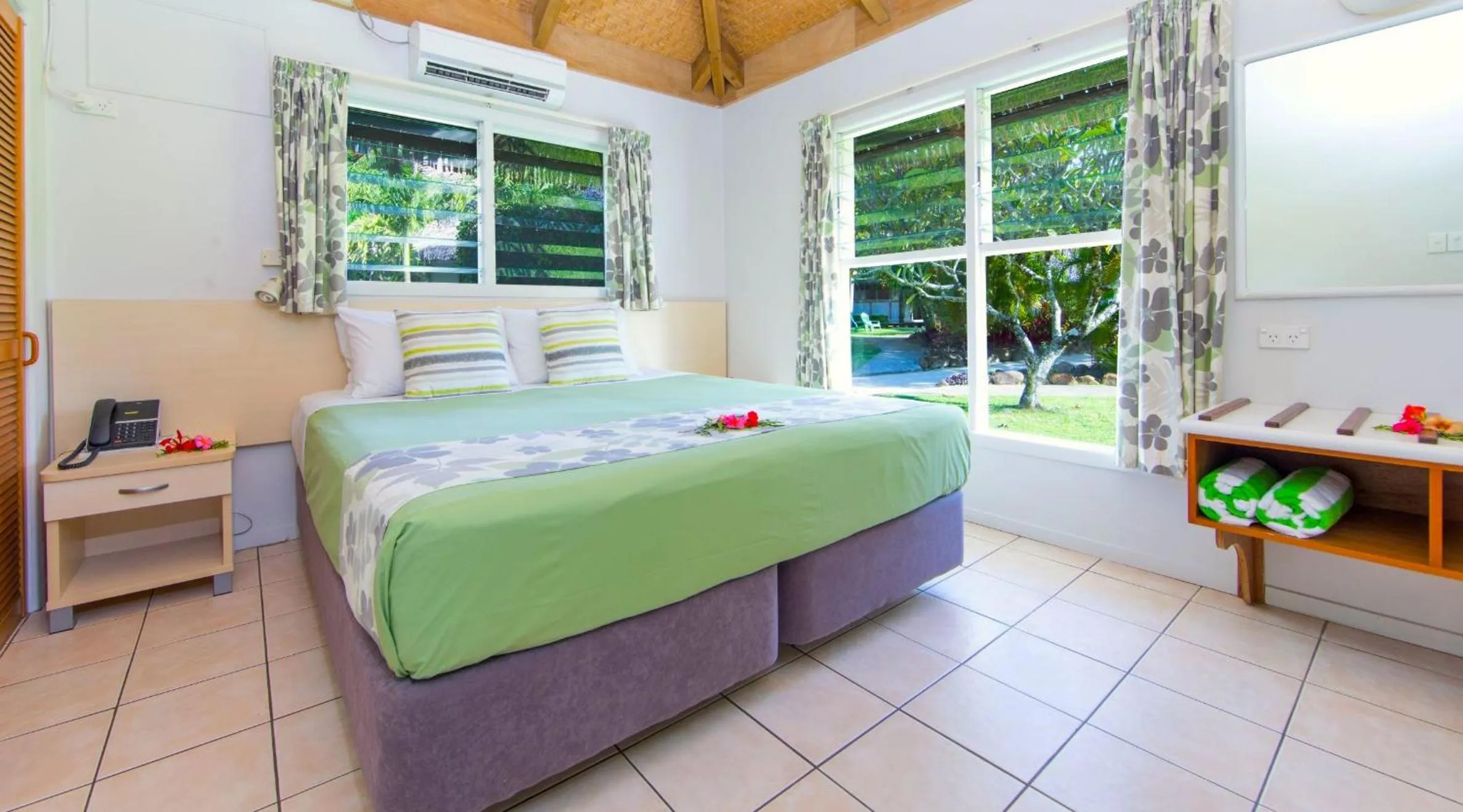 Garden view, Bed in Lagoon Breeze Villas