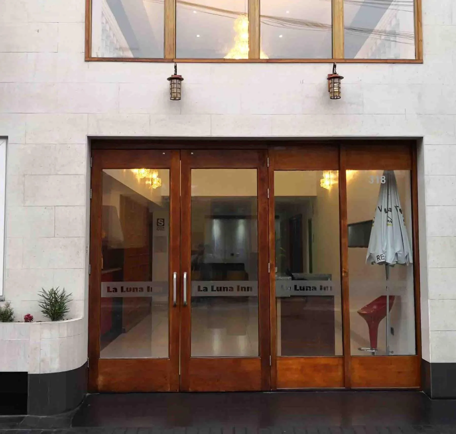 Facade/entrance in La Luna Inn