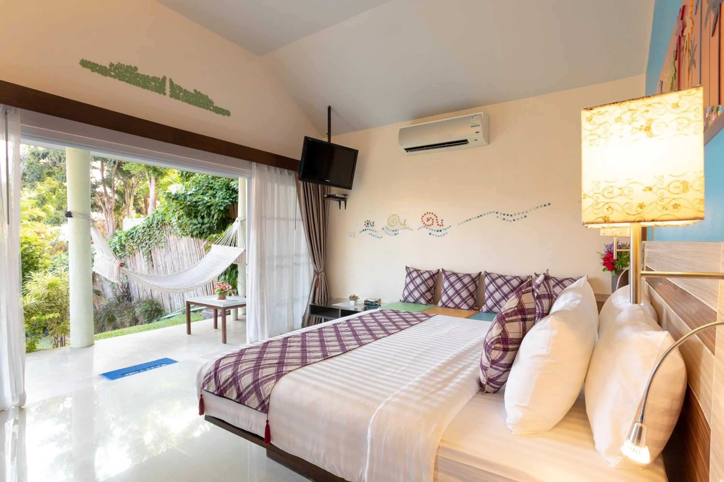 Photo of the whole room, Bed in Palm Coco Mantra