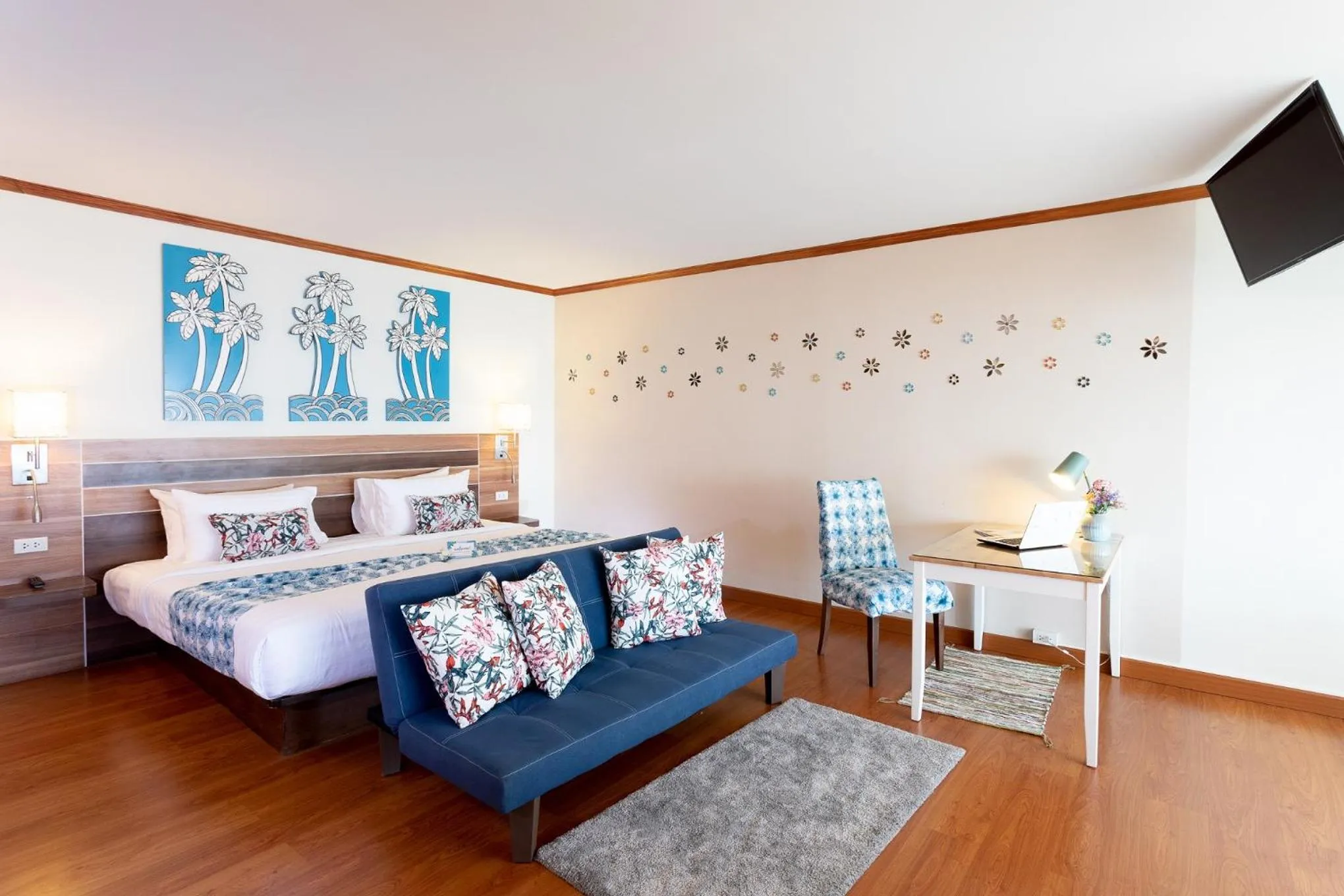 Photo of the whole room, Bed in Palm Coco Mantra