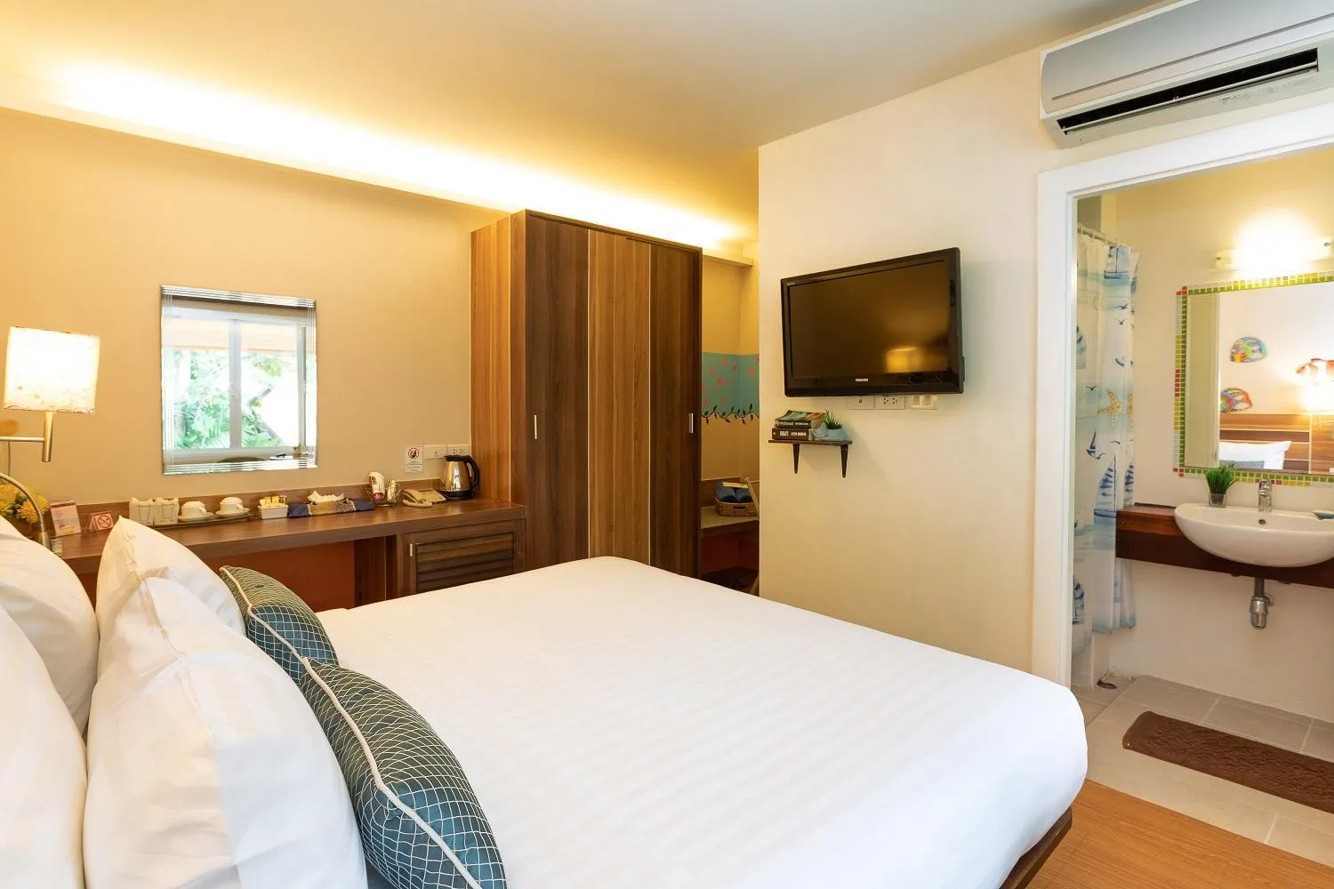 Shower, Bed in Palm Coco Mantra