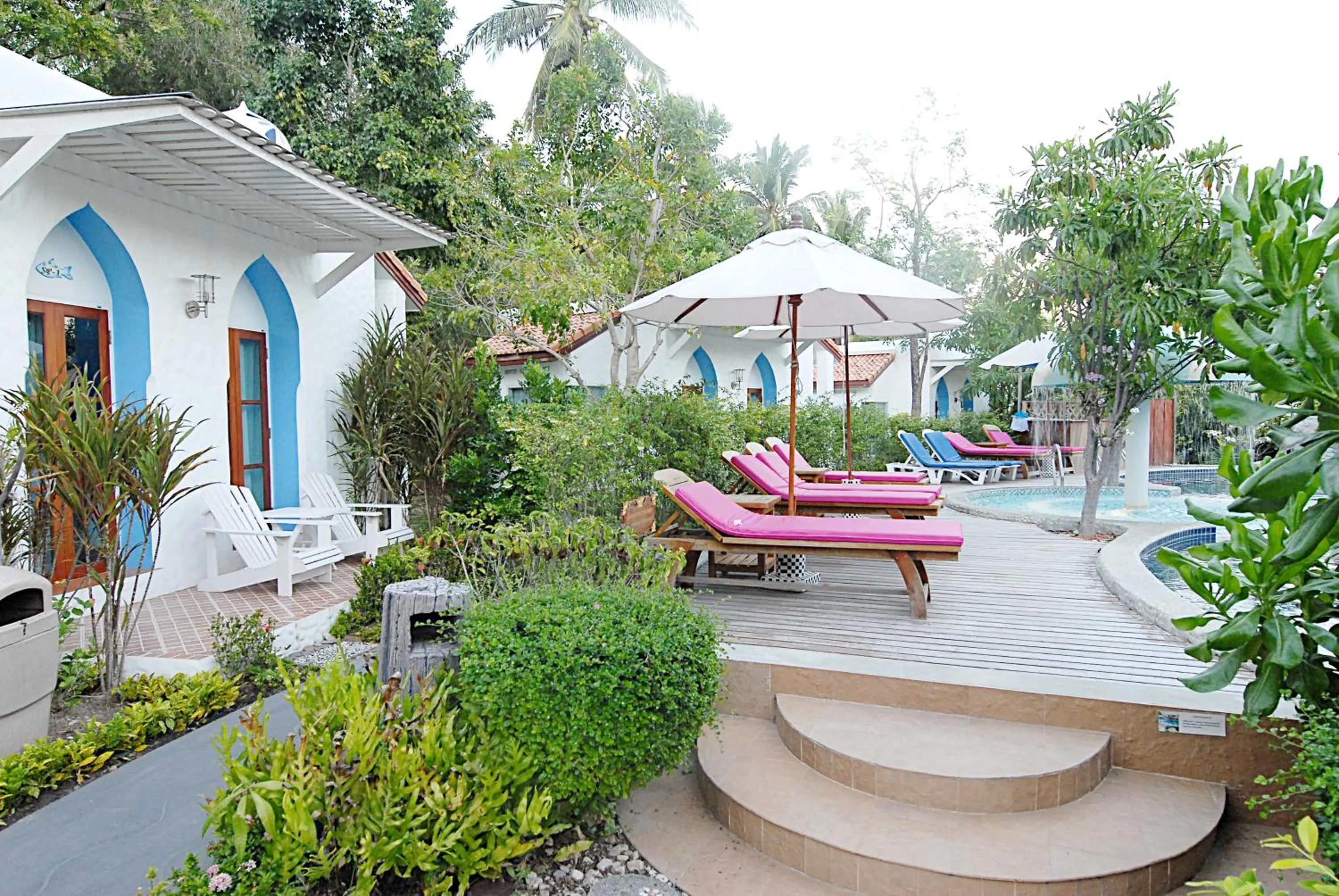 Swimming pool in Baanmontra Beach Resort - Bankrut