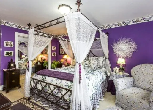 Bed in Matthews Manor Bed & Breakfast