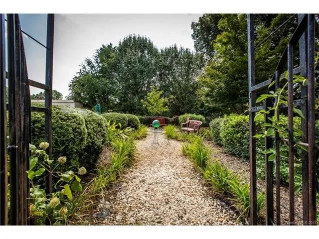 Matthews Manor Bed & Breakfast