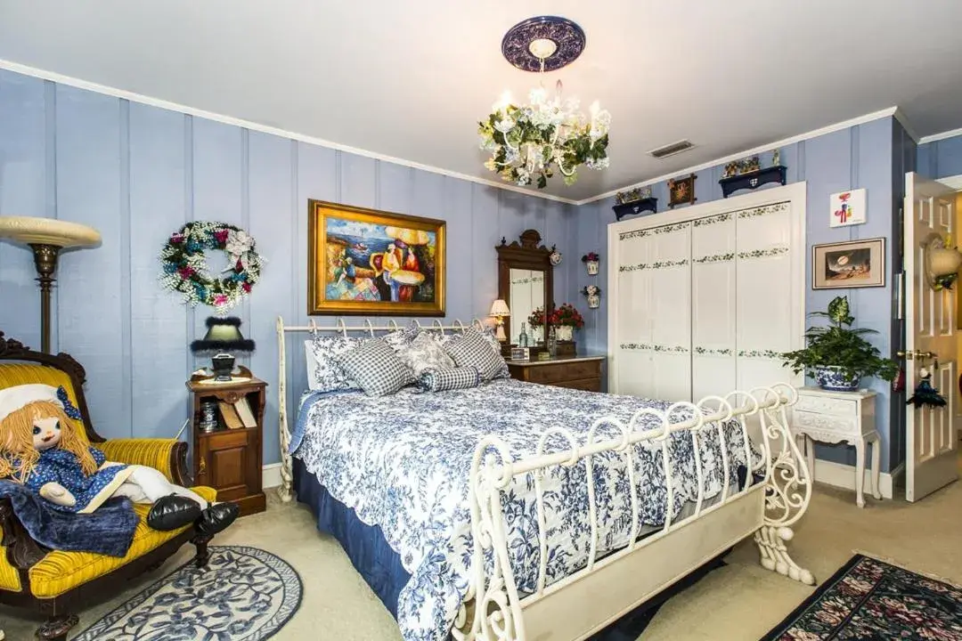 Queen Room with Garden View in Matthews Manor Bed & Breakfast Queen Room with Garden View in Matthews Manor Bed & Breakfast