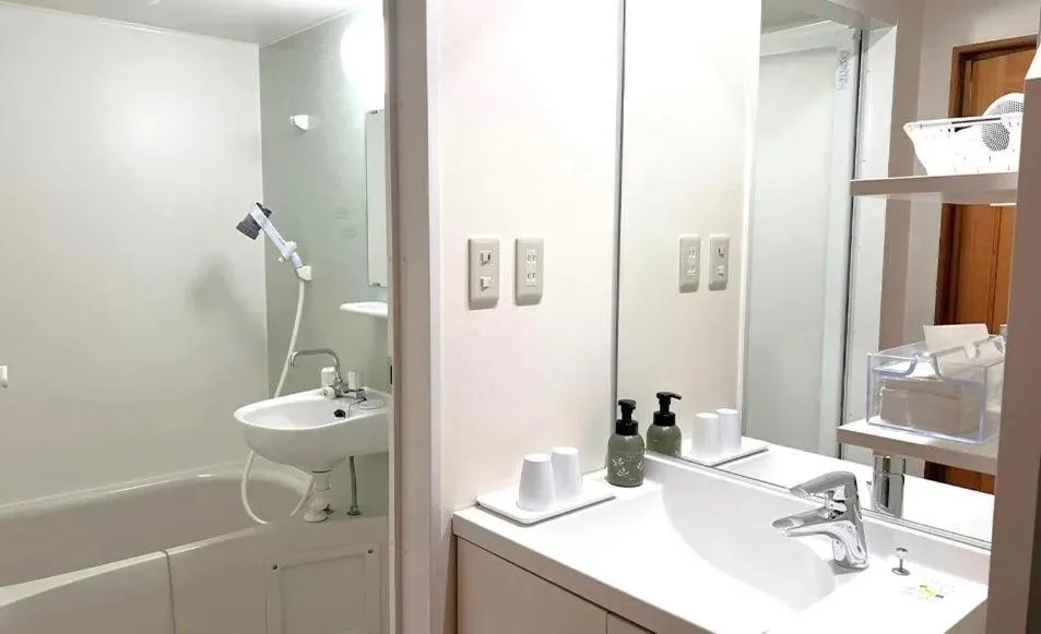 Shower in Hotel Sanrakuso