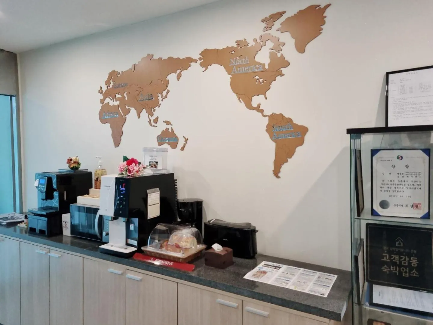 Coffee/tea facilities in Raemian