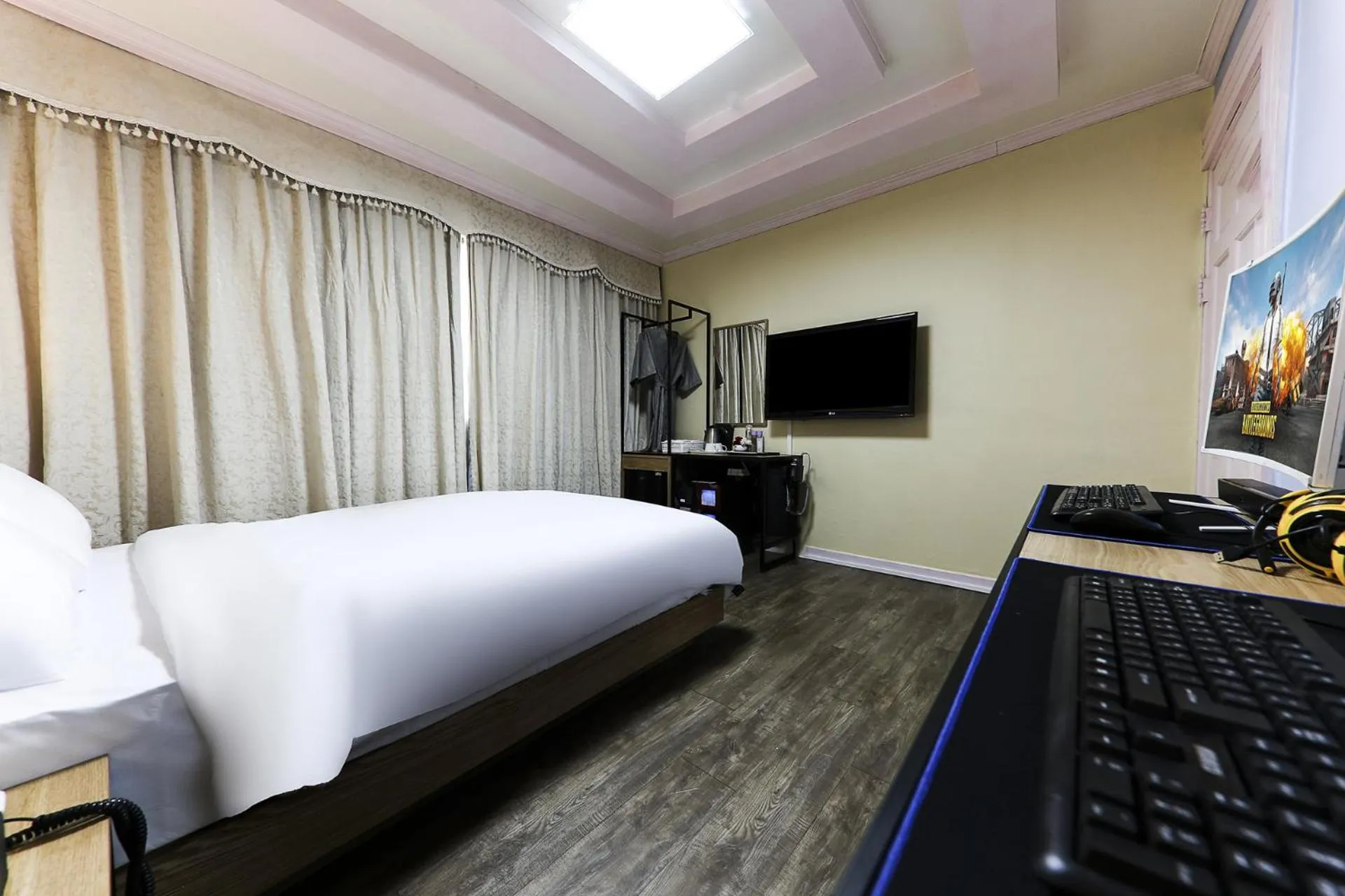 Photo of the whole room, Bed in Raemian