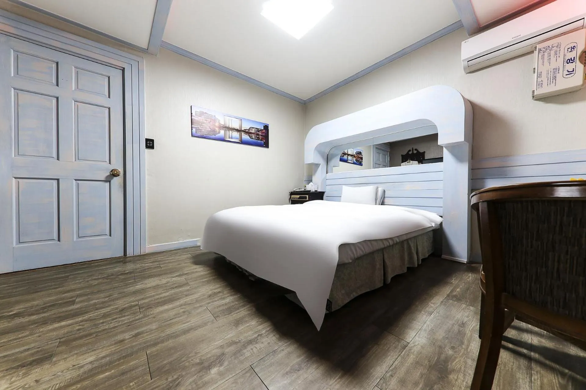 Photo of the whole room, Bed in Raemian