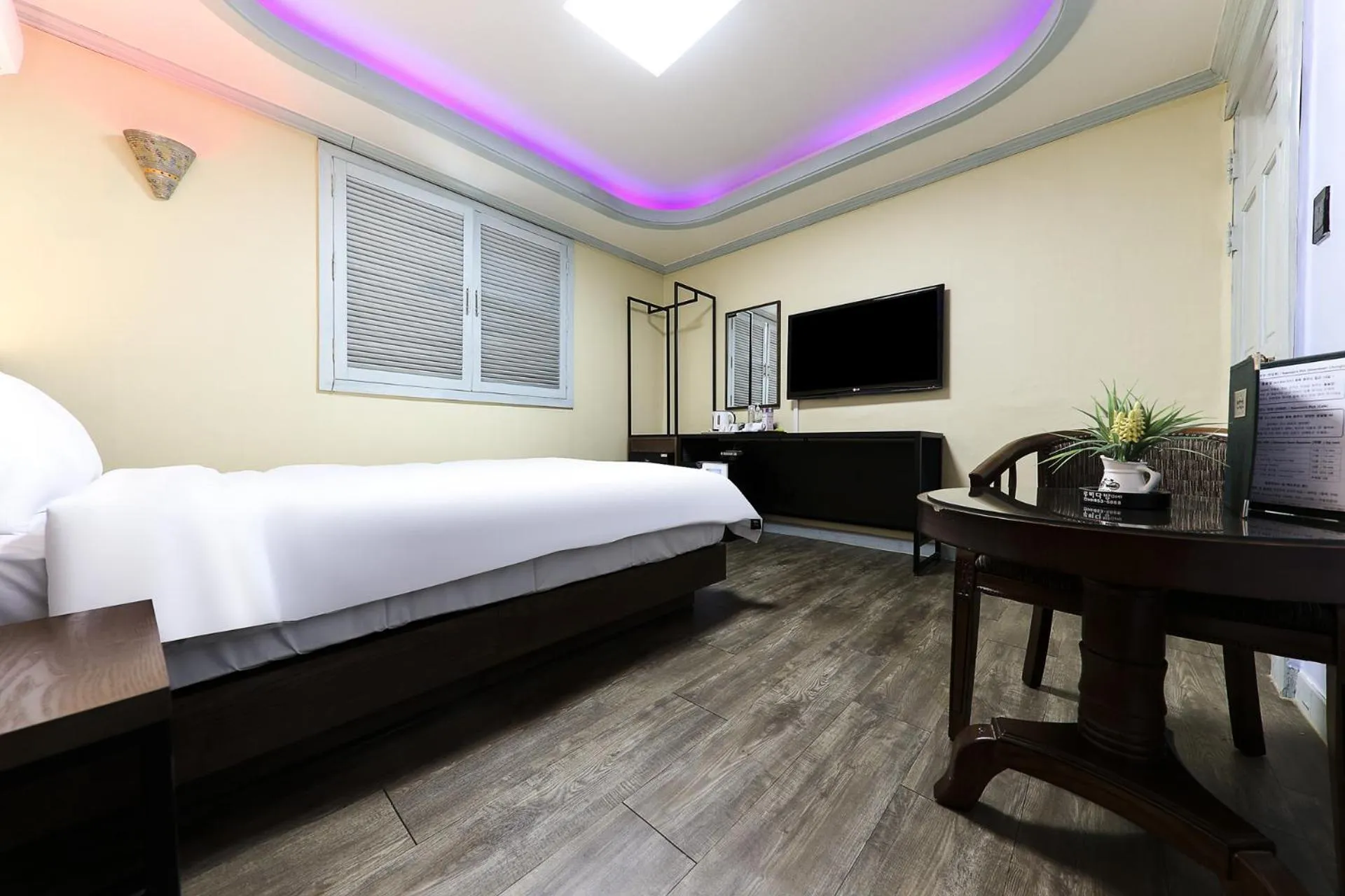 Photo of the whole room, Bed in Raemian