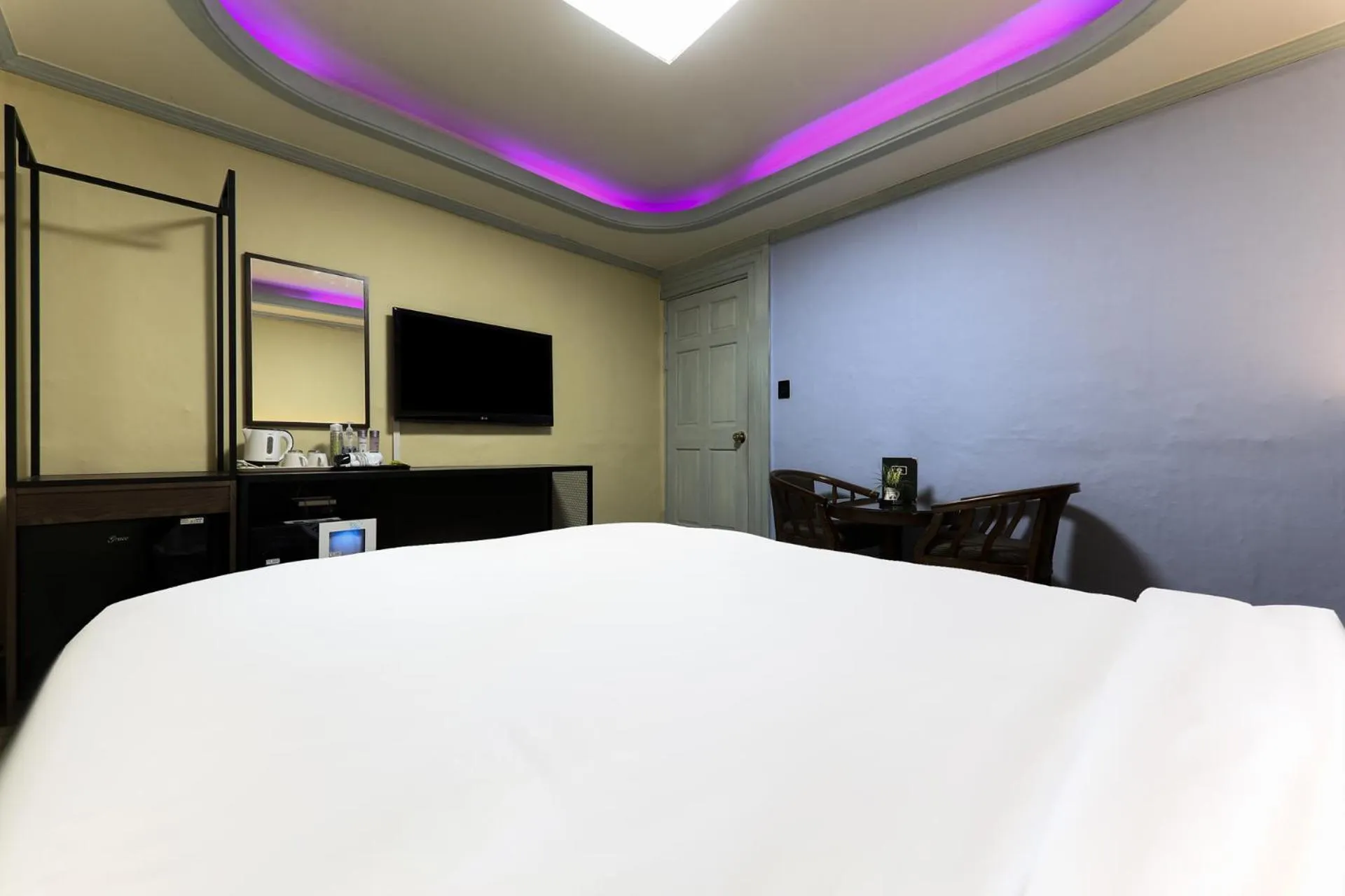 Photo of the whole room, Bed in Raemian