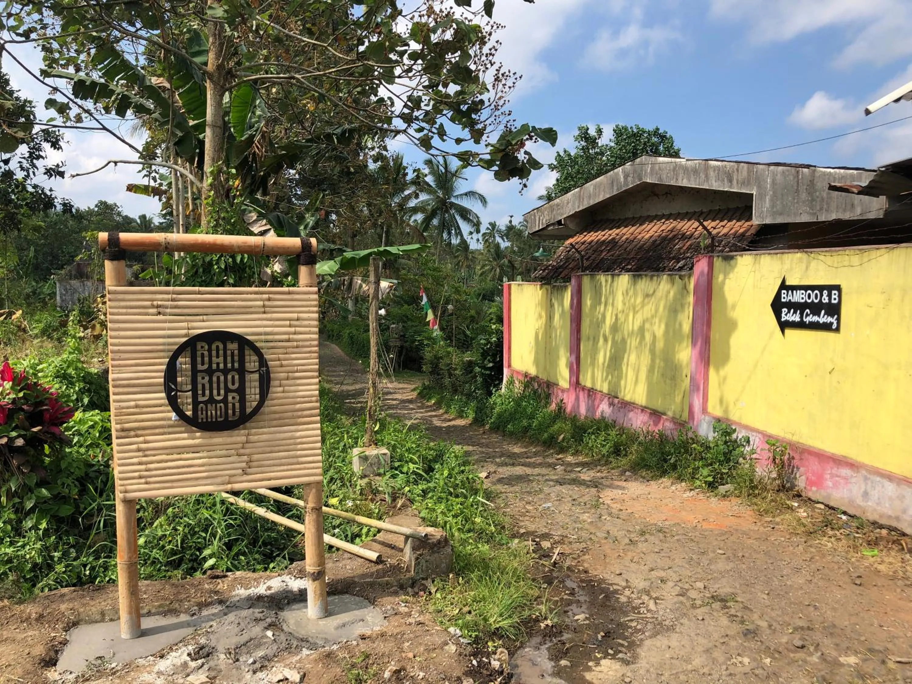 Facade/entrance in Bamboo & B