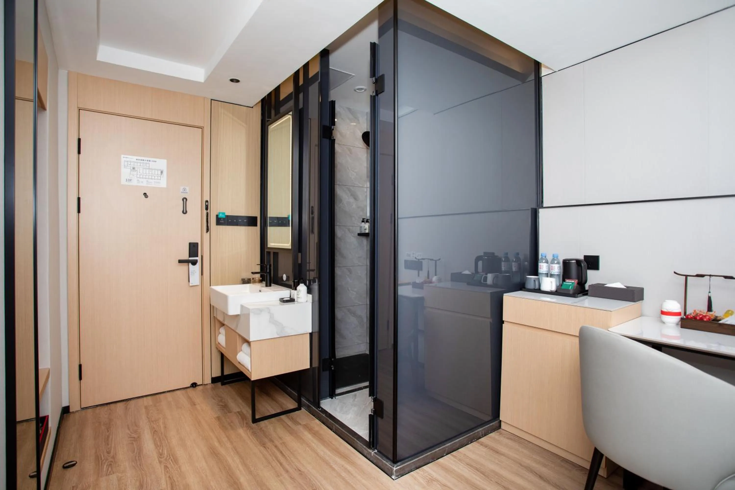 Bathroom, Bed in VX Hotel Shanghai Yixian Road Dabaishu