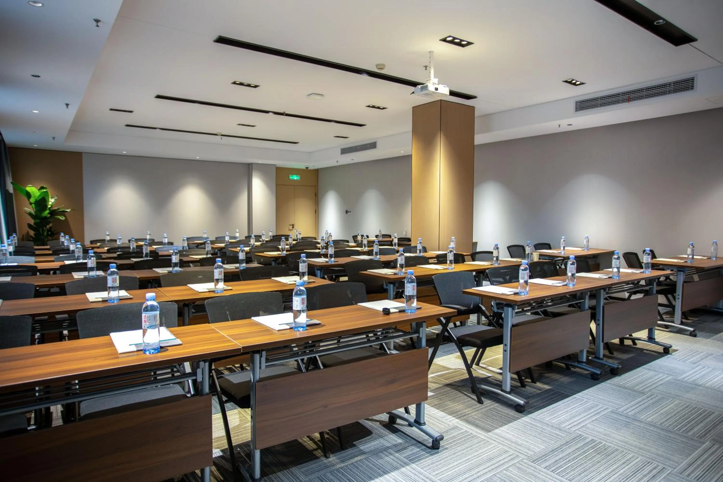 Meeting/conference room in VX Hotel Shanghai Yixian Road Dabaishu