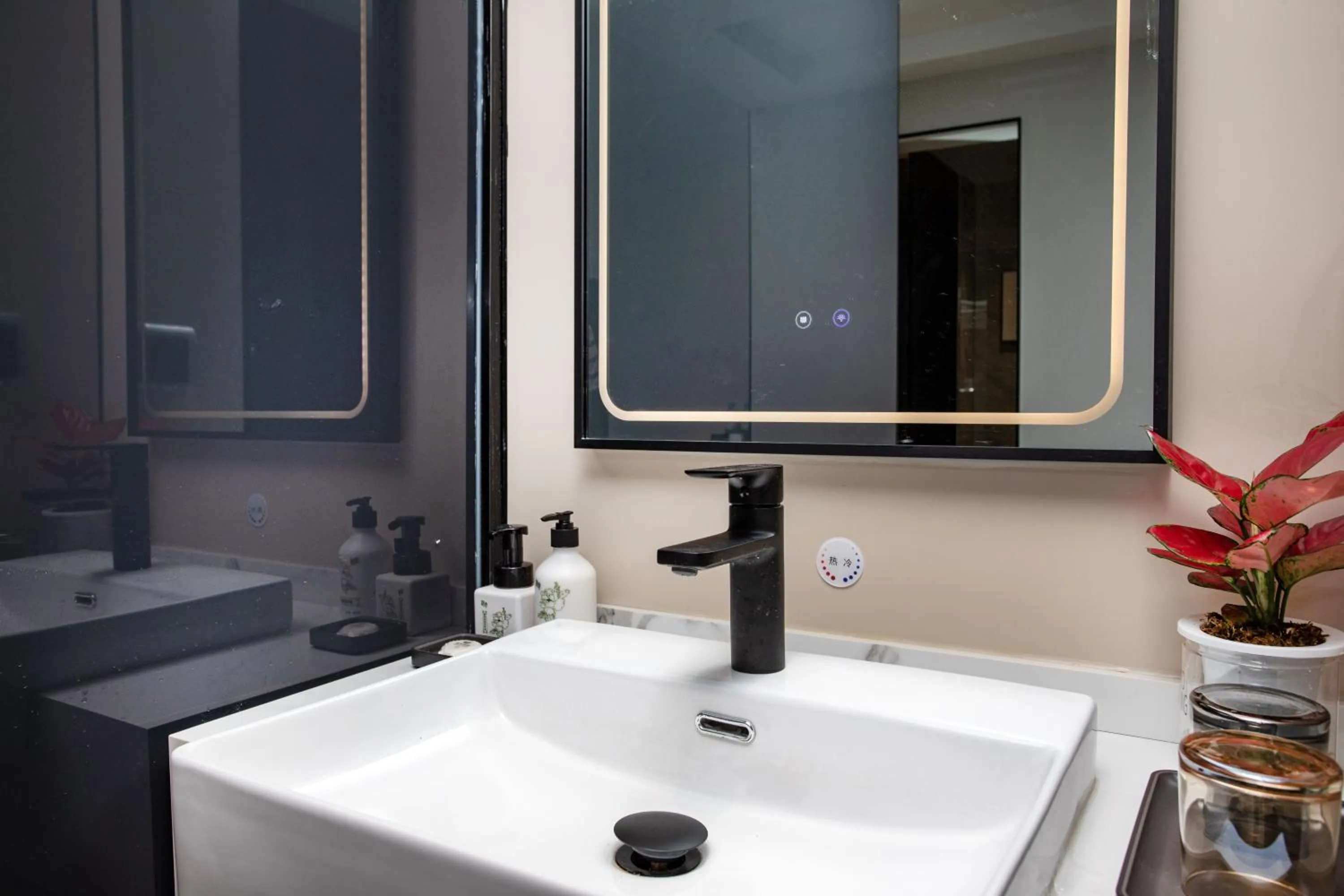 Bathroom in VX Hotel Shanghai Yixian Road Dabaishu