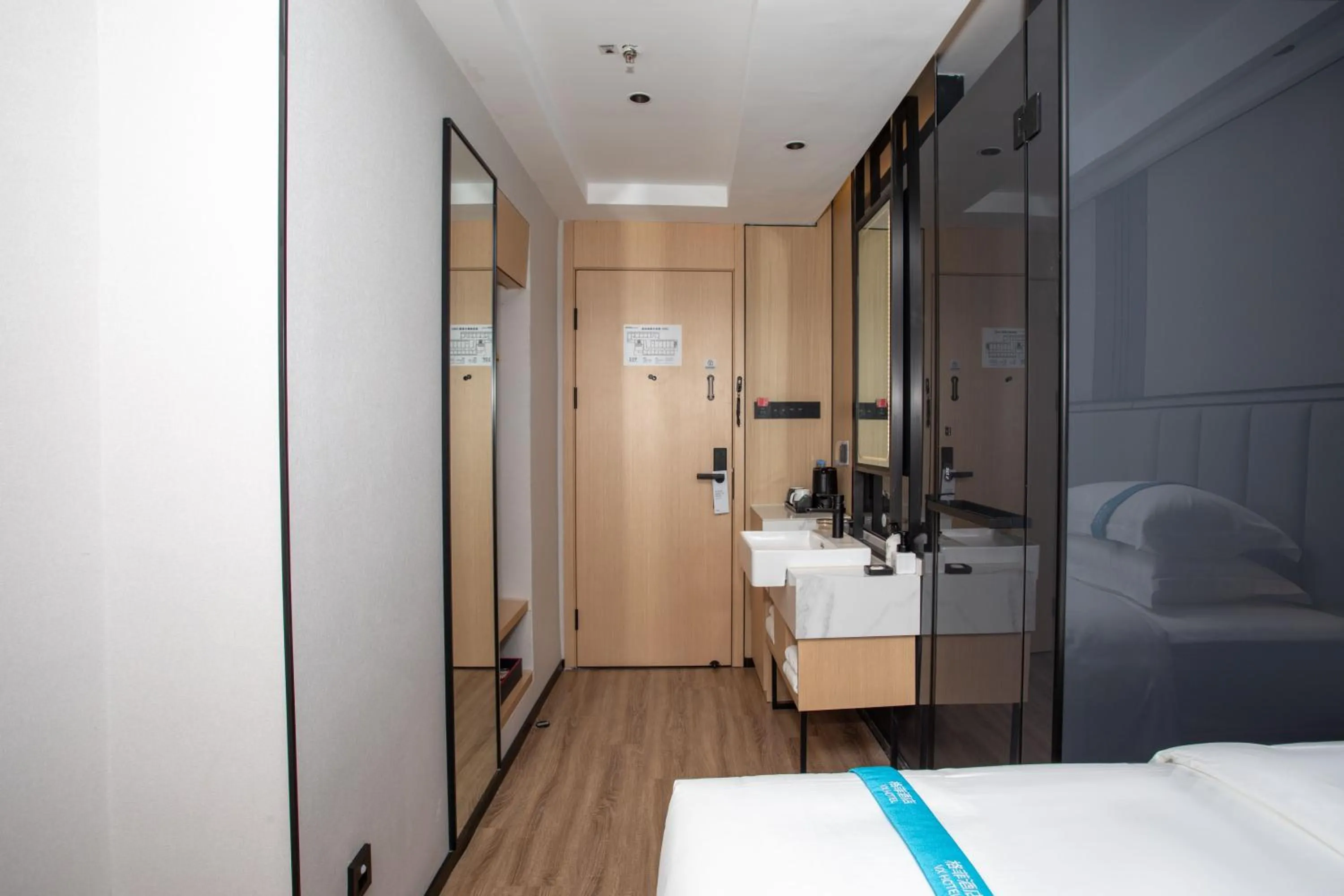 wardrobe, Bed in VX Hotel Shanghai Yixian Road Dabaishu