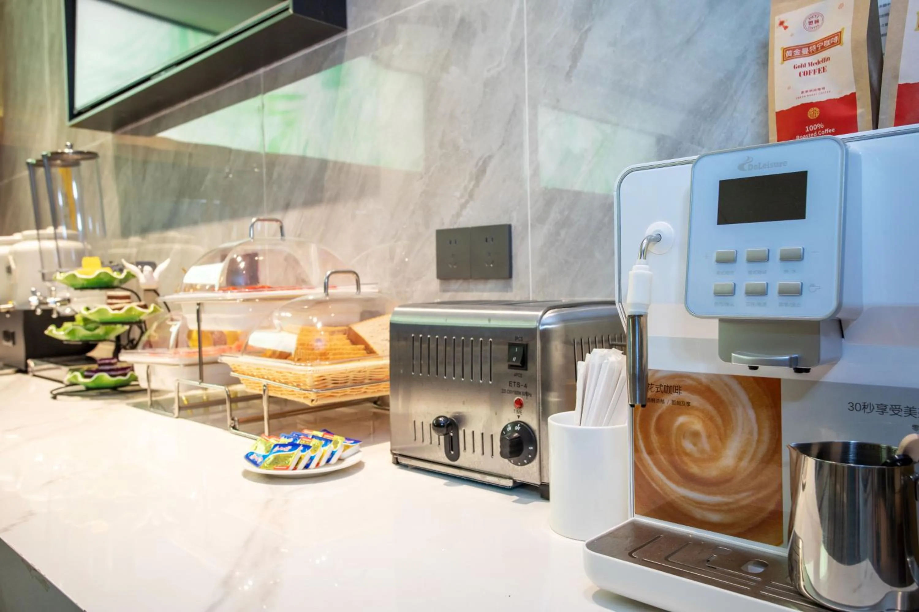 Restaurant/places to eat in VX Hotel Shanghai Yixian Road Dabaishu