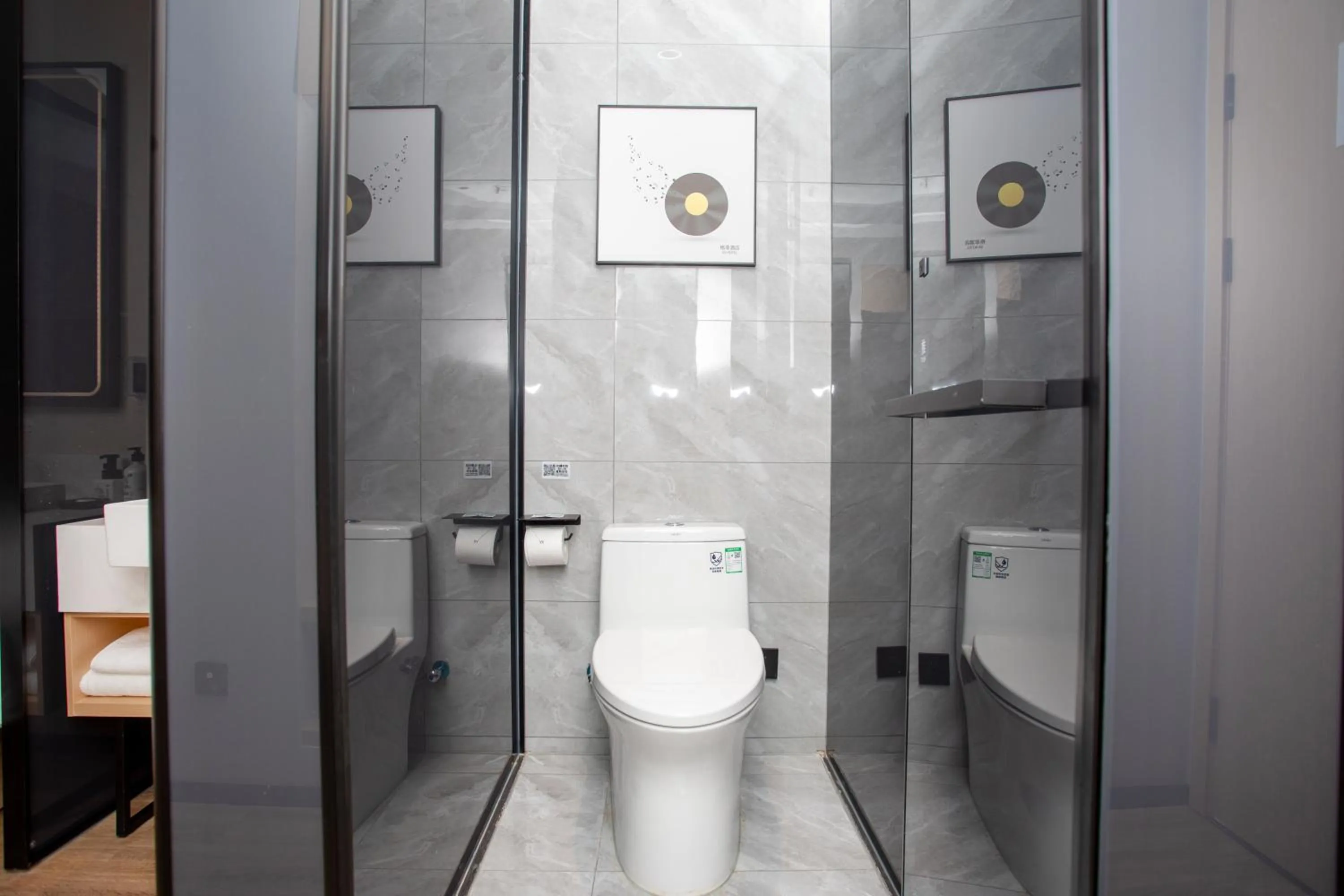 Toilet in VX Hotel Shanghai Yixian Road Dabaishu