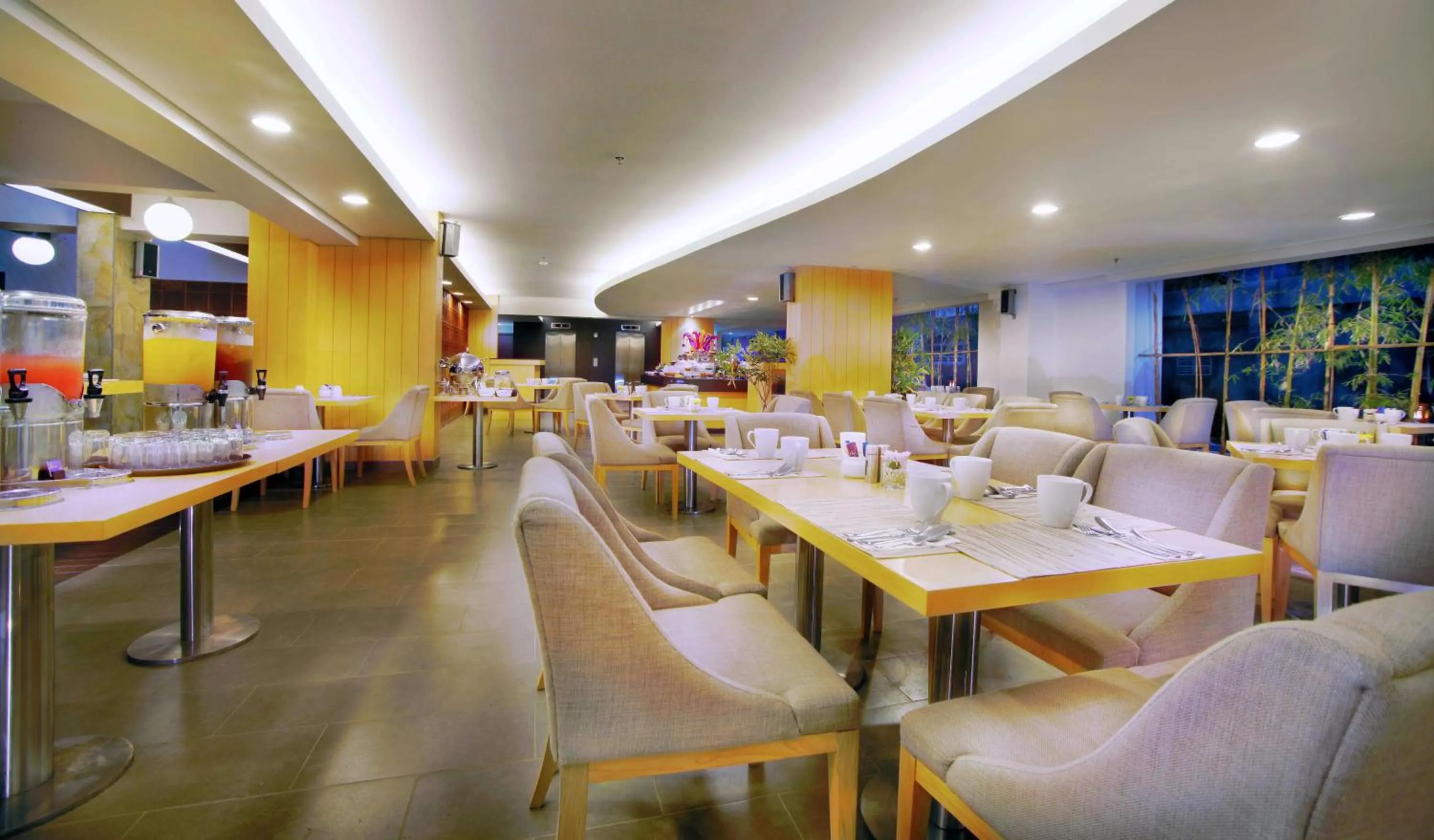 Restaurant/places to eat in Quest Hotel Kuta by ASTON