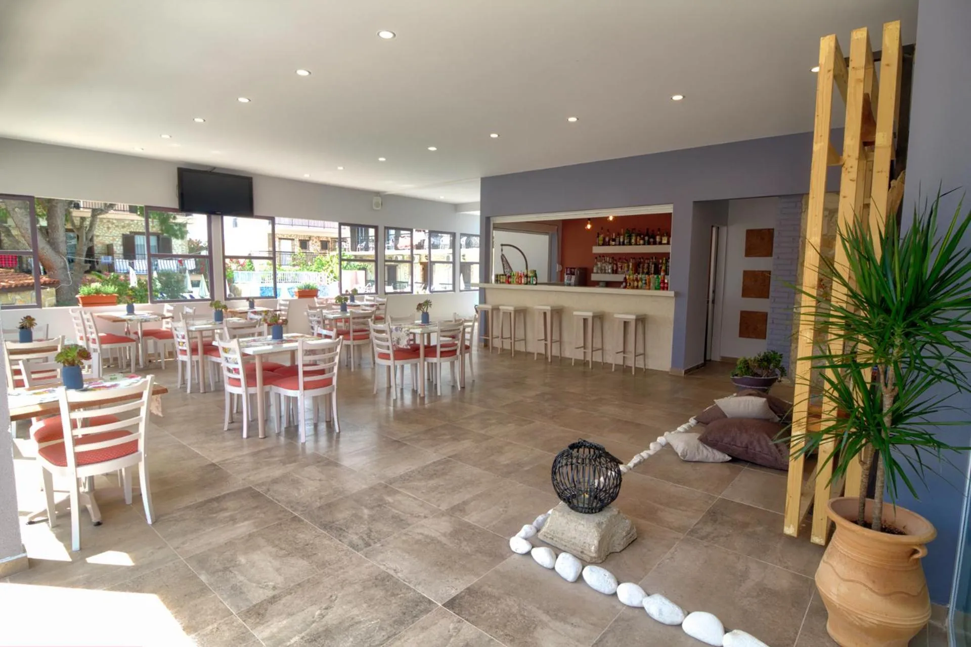 Restaurant/places to eat in Two Brothers Studios & Apts