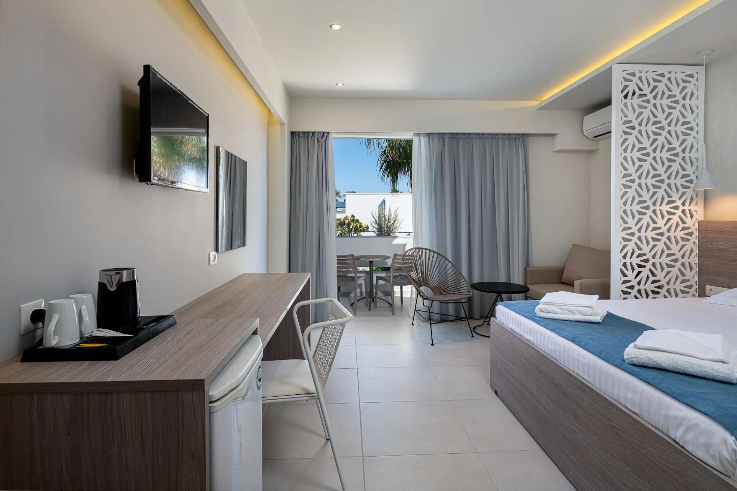 Balcony/Terrace, Bed in Sunny Days